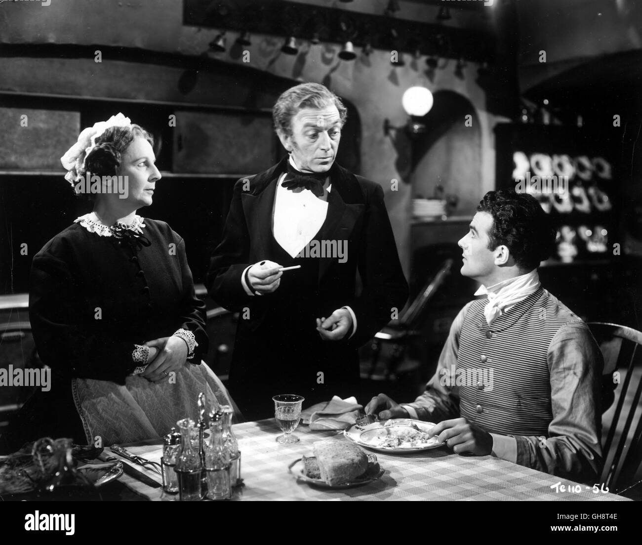 HUNGRY HILL / Hungry Hill GB 1947 / Brian Desmond Hurst Küchenszene: Mutter Bridget (EILEEN CROWE), Old Timothy (F. J. McCORMICK) und Sohn Tim (SEAMUS LOCKE) Regie: Brian Desmond Hurst aka. Hungry Hill Stock Photo