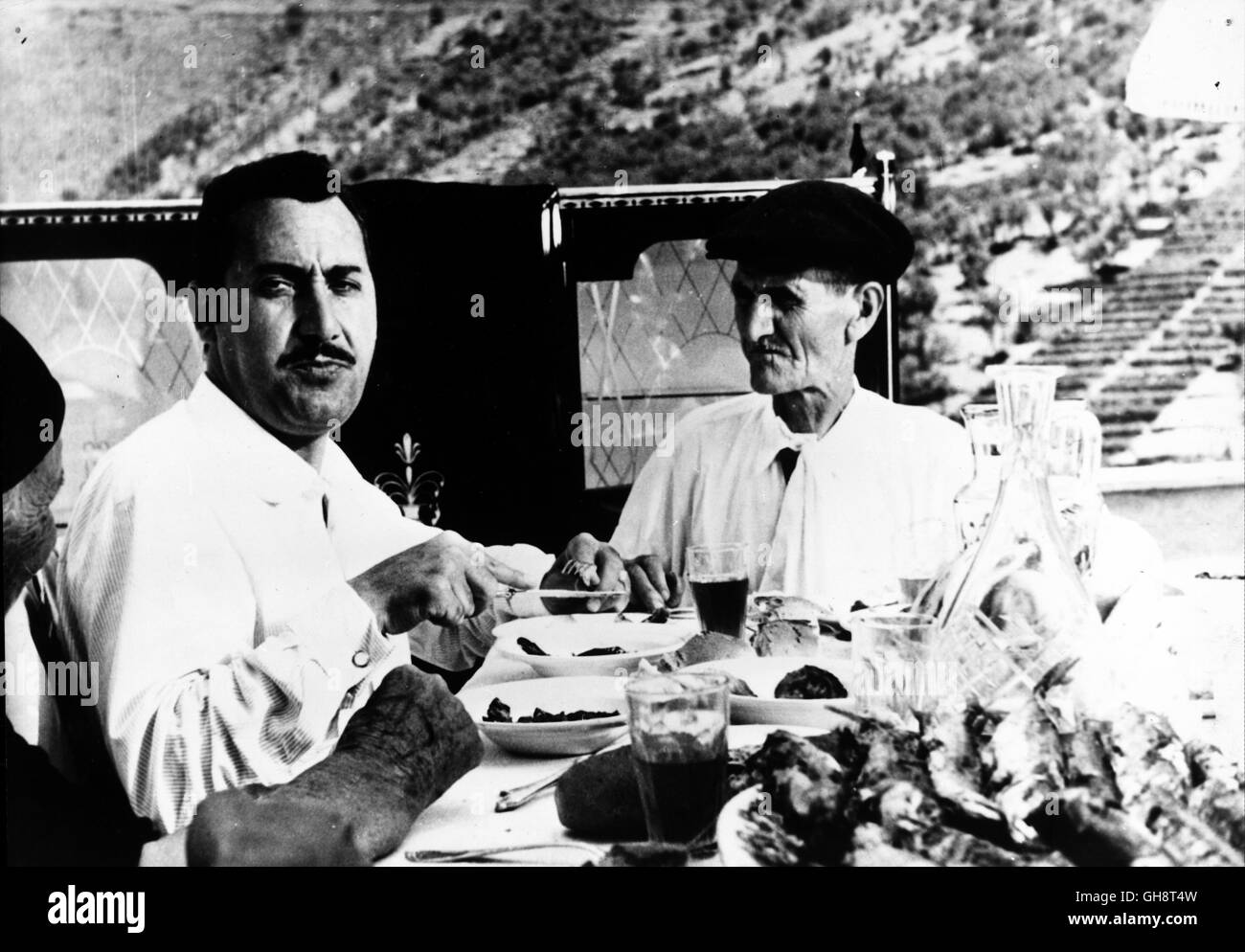 MAFIOSO / Mafioso Italien 1962 / Alberto Lattuada Szene am Ess-Tisch mit ALBERTO SORDI (Antonio Badalamenti) Regie: Alberto Lattuada aka. Mafioso Stock Photo