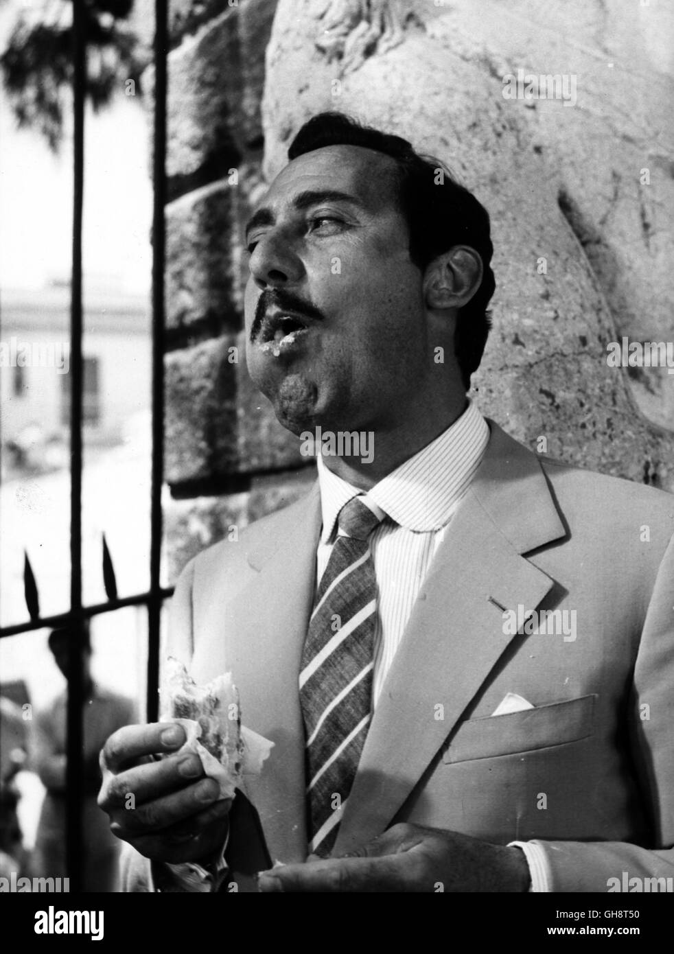 MAFIOSO / Mafioso Italien 1962 / Alberto Lattuada Szene: ALBERTO SORDI (Antonio Badalamenti) isst ein Sandwich. Regie: Alberto Lattuada aka. Mafioso Stock Photo