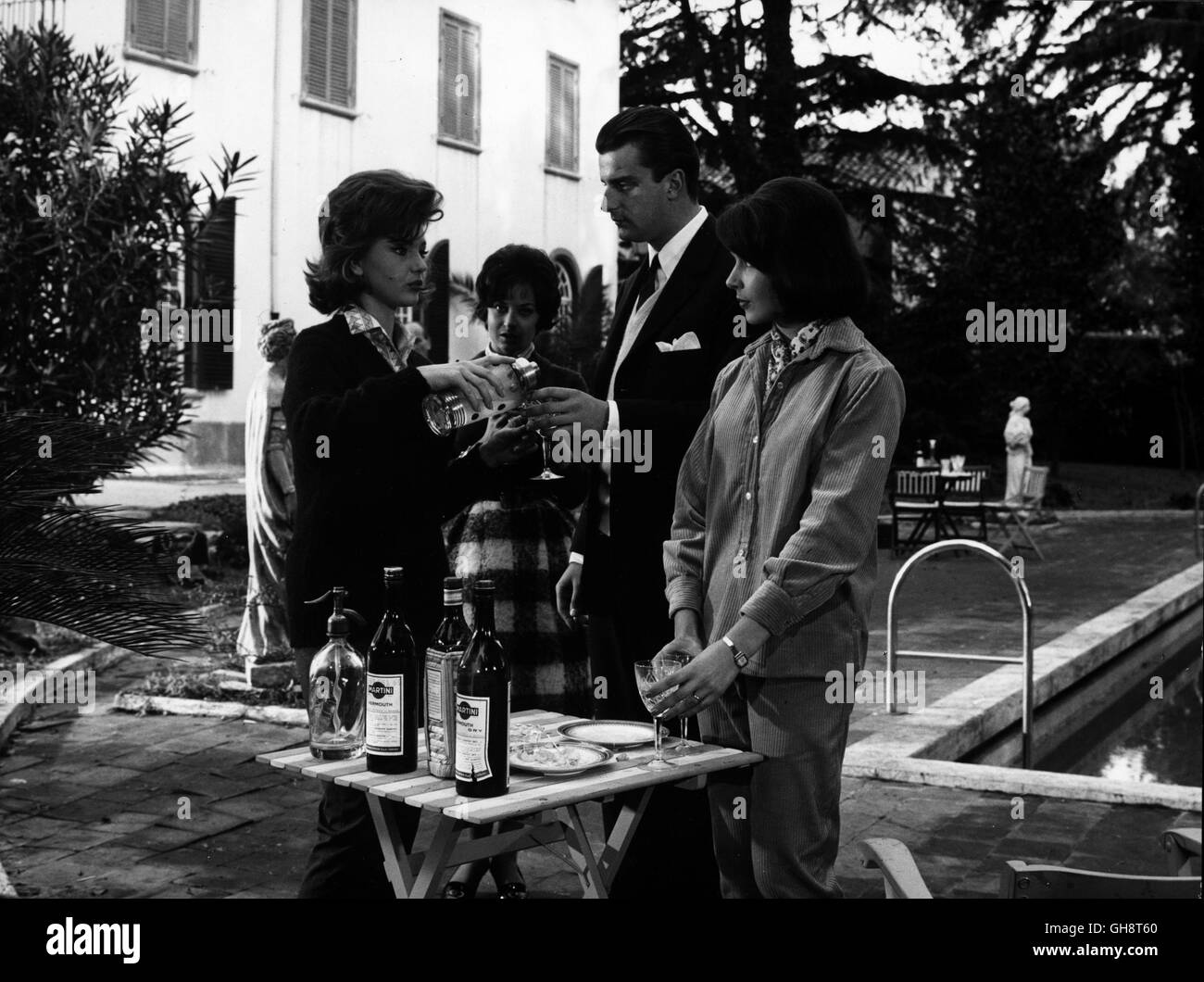 IL SICARIO / Il Sicario Italien 1960 / Damiano Damiani Trink-Szene im Garten mit SYLVA KOSCINA, BELINDA LEE Regie: Damiano Damiani aka. Il Sicario Stock Photo