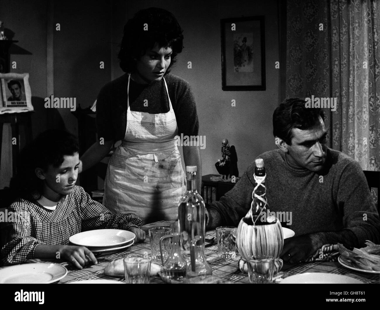 IL SICARIO / Il Sicario Italien 1960 / Damiano Damiani Szene am Ess-Tisch mit SYLVA KOSCINA, PIETRO GERMI Regie: Damiano Damiani aka. Il Sicario Stock Photo