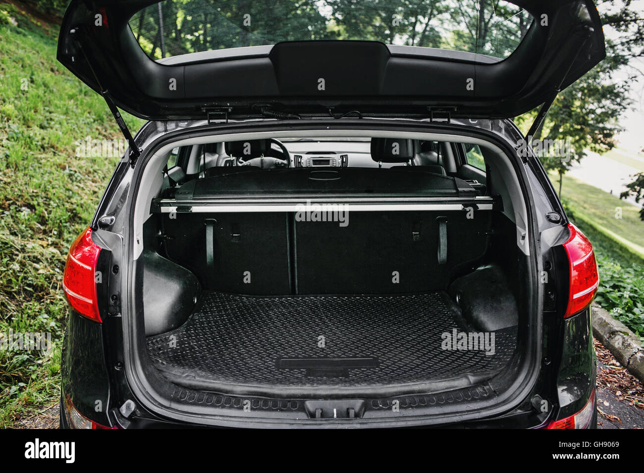 Open Trunk Suv High Resolution Stock Photography and Images Alamy