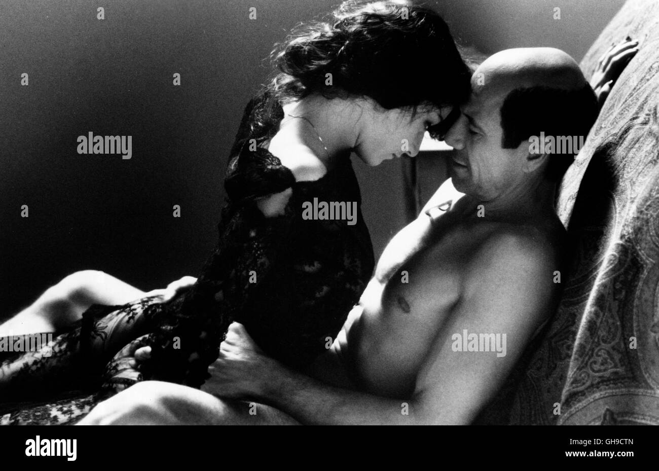 Erotische Beziehung: Anais (MARIA DE MEDEIROS) und Henry (FRED WARD) Film,  Fernsehen, Drama, Erotikfilm, Erotikszene,90er Regie: Philip Kaufman aka.  Henry & June Stock Photo - Alamy