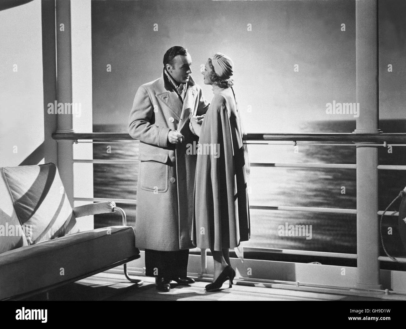 Szene auf dem Schiffsdeck CHARLES BOYER (Paul Dumond) und JEAN ARTHUR
