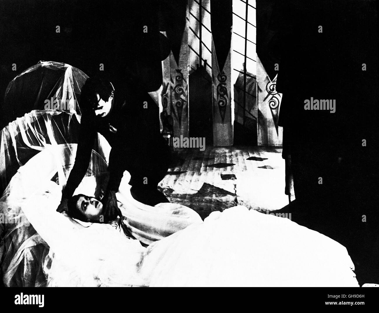 Cesare (CONRAD VEIDT), Dr. Caligaris Mediums, raubt die junge Jane (LIL DAGOVER). Film, Fernsehen, Drama, Horrorfilm, Stummfilm, Silent Movie, 20er Regie: Robert Wiene aka. Das Cabinet des Dr. Caligari Stock Photo