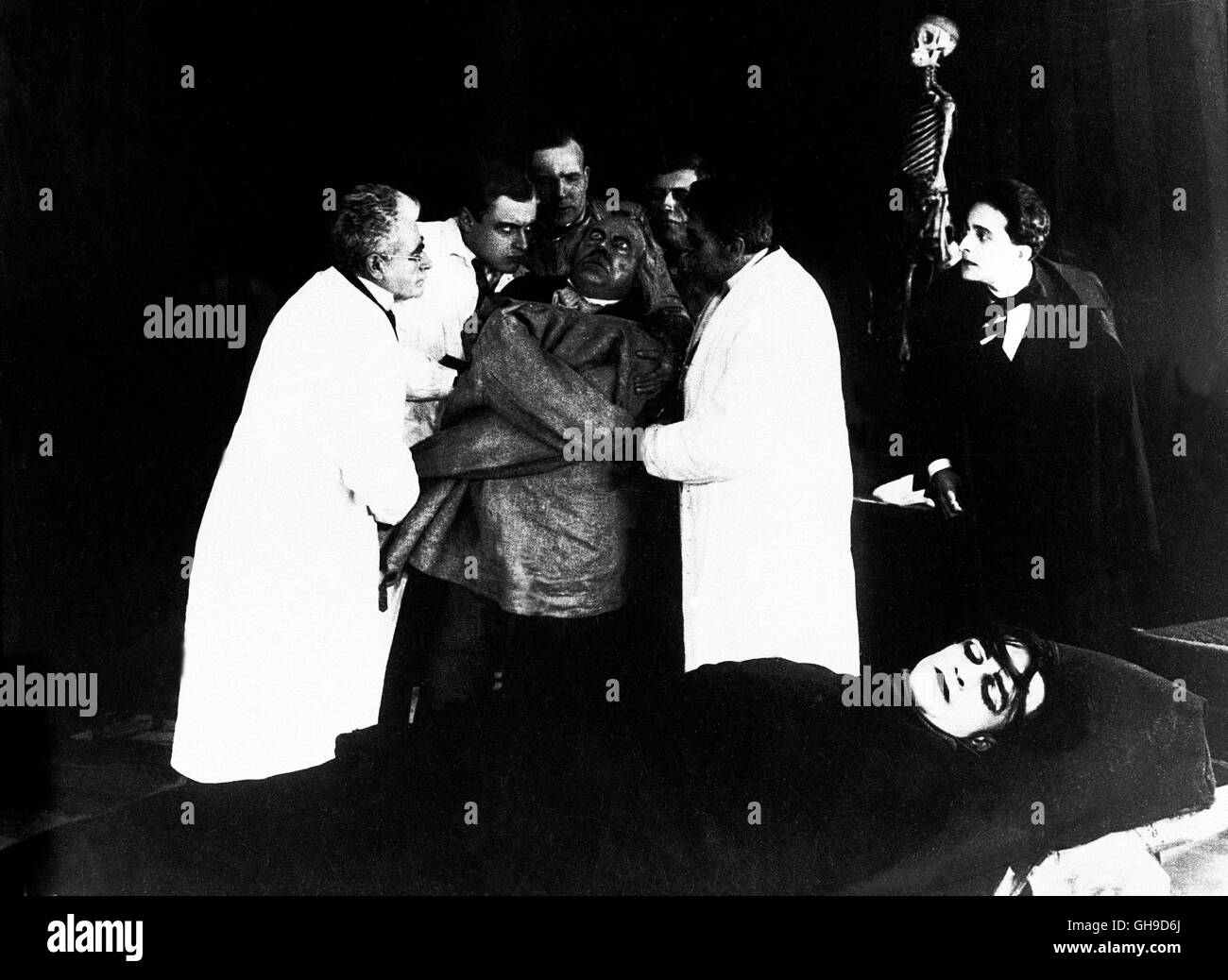 In der Irrenanstalt legt man Dr. Caligari (WERNER KRAUSS) eine ...