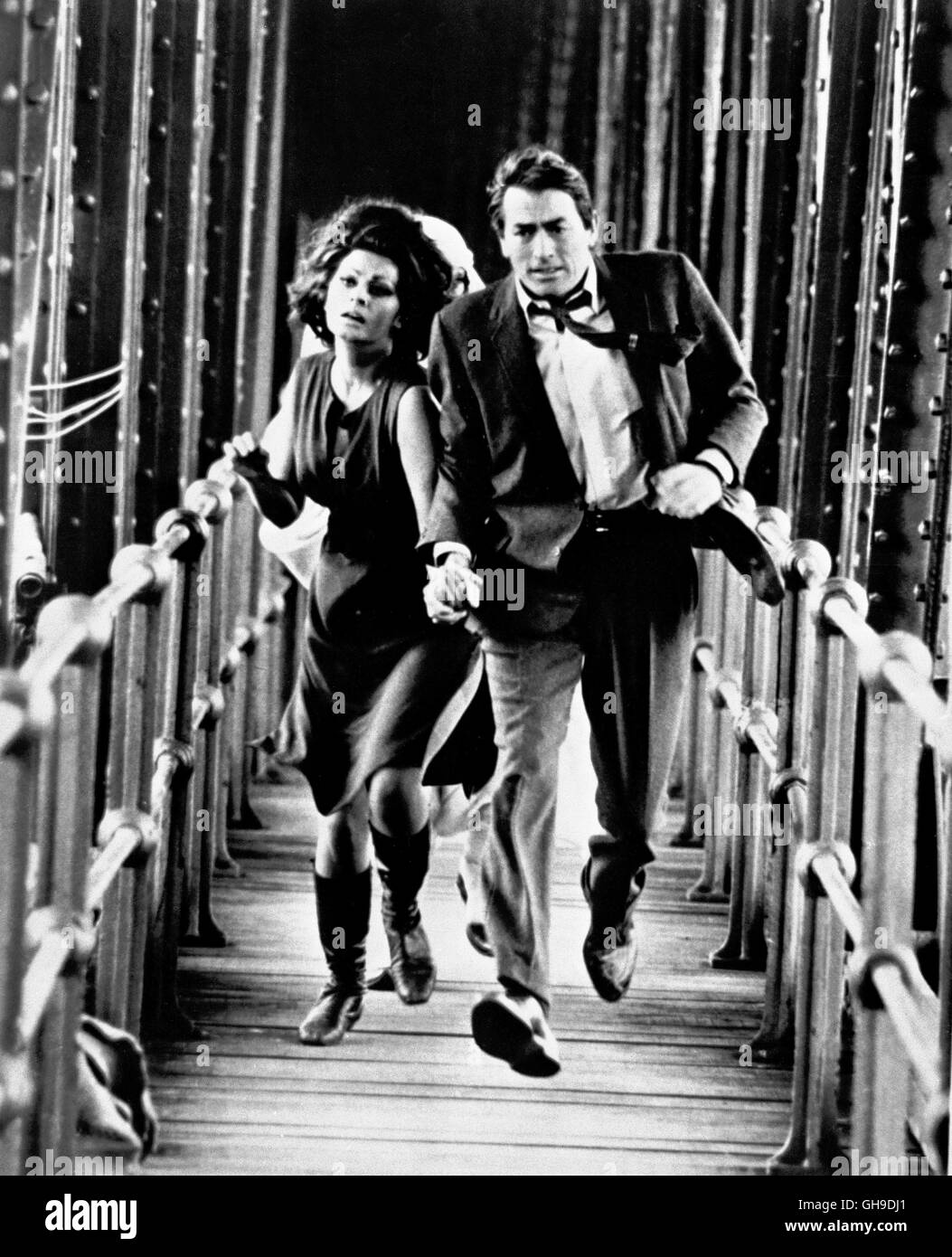 Auf der Flucht Yasmin Azir (SOPHIA LOREN) und David Pollock (GREGORY PECK). Film, Fernsehen