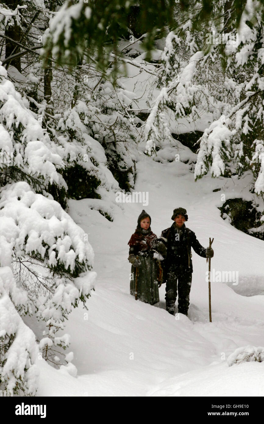 Sanna (JOSEFINA VILSMAIER) und Konrad (FRANCOIS GÖSKE) verirren sich im dicht verschneiten Wald. Regie: Joseph Vilsmaier aka. Bergkristall Stock Photo