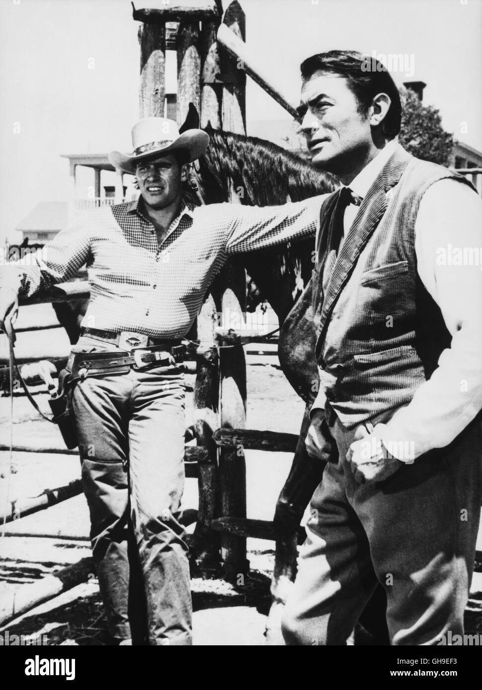 Cowboy Steve Leech (CHARLTON HESTON) und Gentleman James McKay (GREGORY PECK) Regie: William Wyler aka. The Big Country Stock Photo
