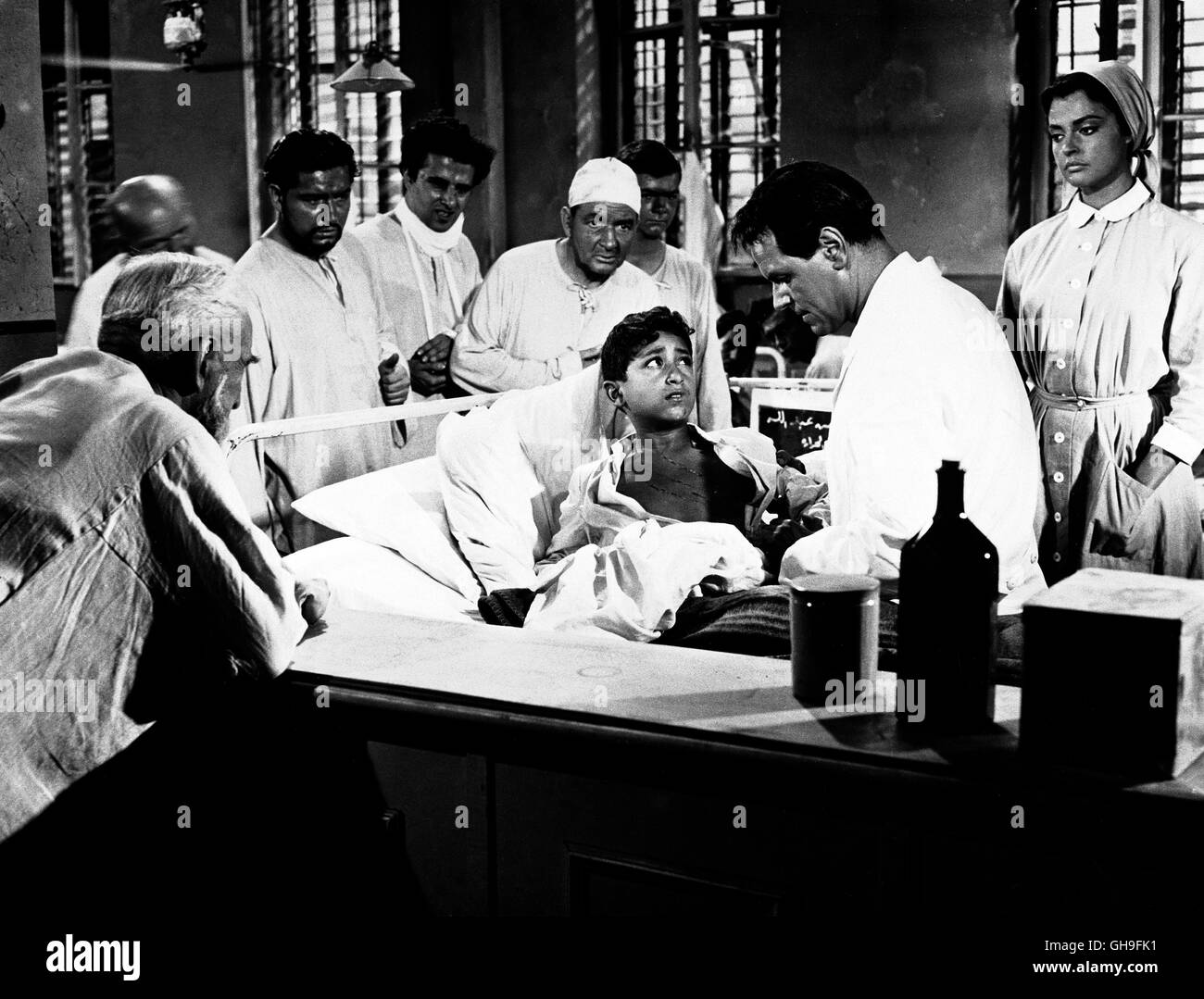 Szene mit O.W. FISCHER (als ägyptischer Arzt Ibrahim), NADJA TILLER (Aziza) Regie: Rolf Thiele Stock Photo