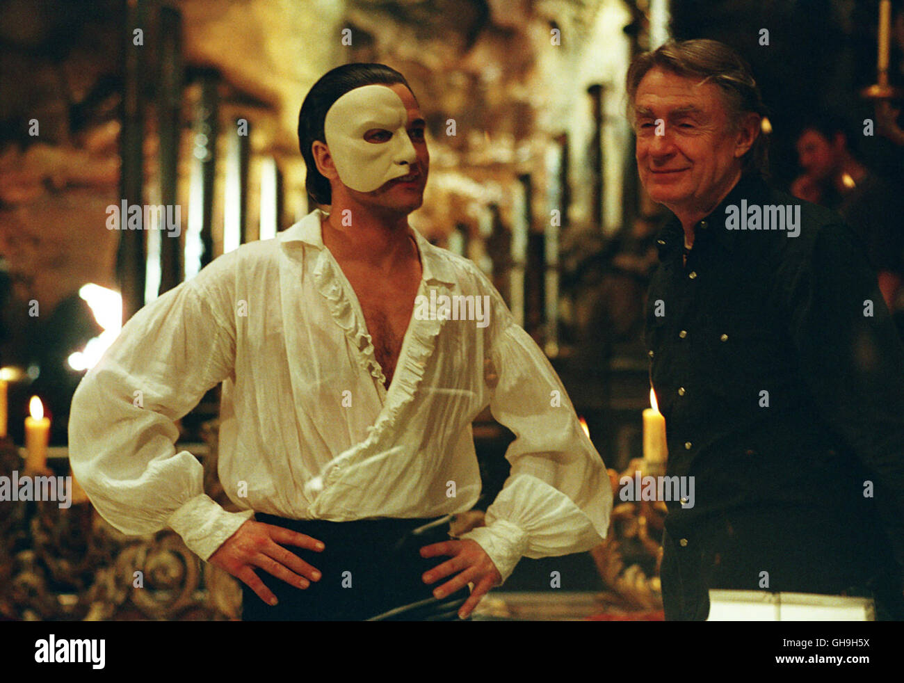 GERARD BUTLER, Darsteller des Phantoms, neben Regisseur JOEL SCHUMACHER während der Dreharbeiten. Film, Fernsehen, Kino, Musical, Drama, Regisseur Regie: Joel Schumacher aka. The Phantom of the Opera Stock Photo