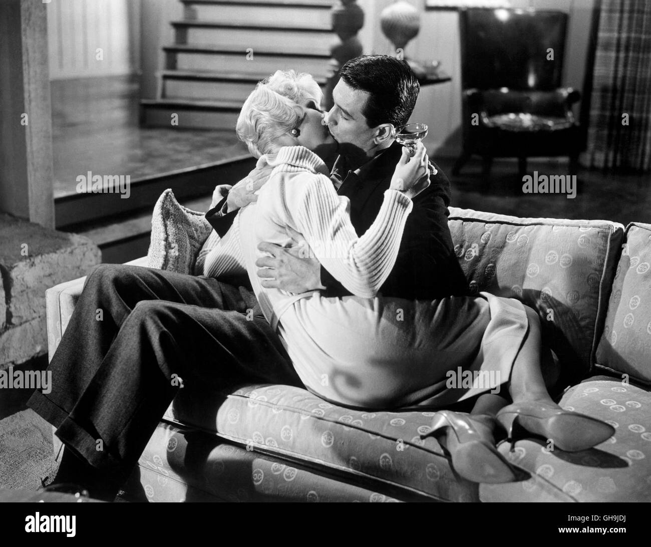 BETTGEFLÜSTER Pillow Talk USA 1959 Michael Gordon Kuss-Szene mit DORIS DAY (Jan Morrow) und ROCK HUDSON (Brad Allen/Rex Stetson). Film, Fernsehen, Komödie, Liebesfilm, 50er, Paar, Kuss Regie: Michael Gordon aka. Pillow Talk Stock Photo