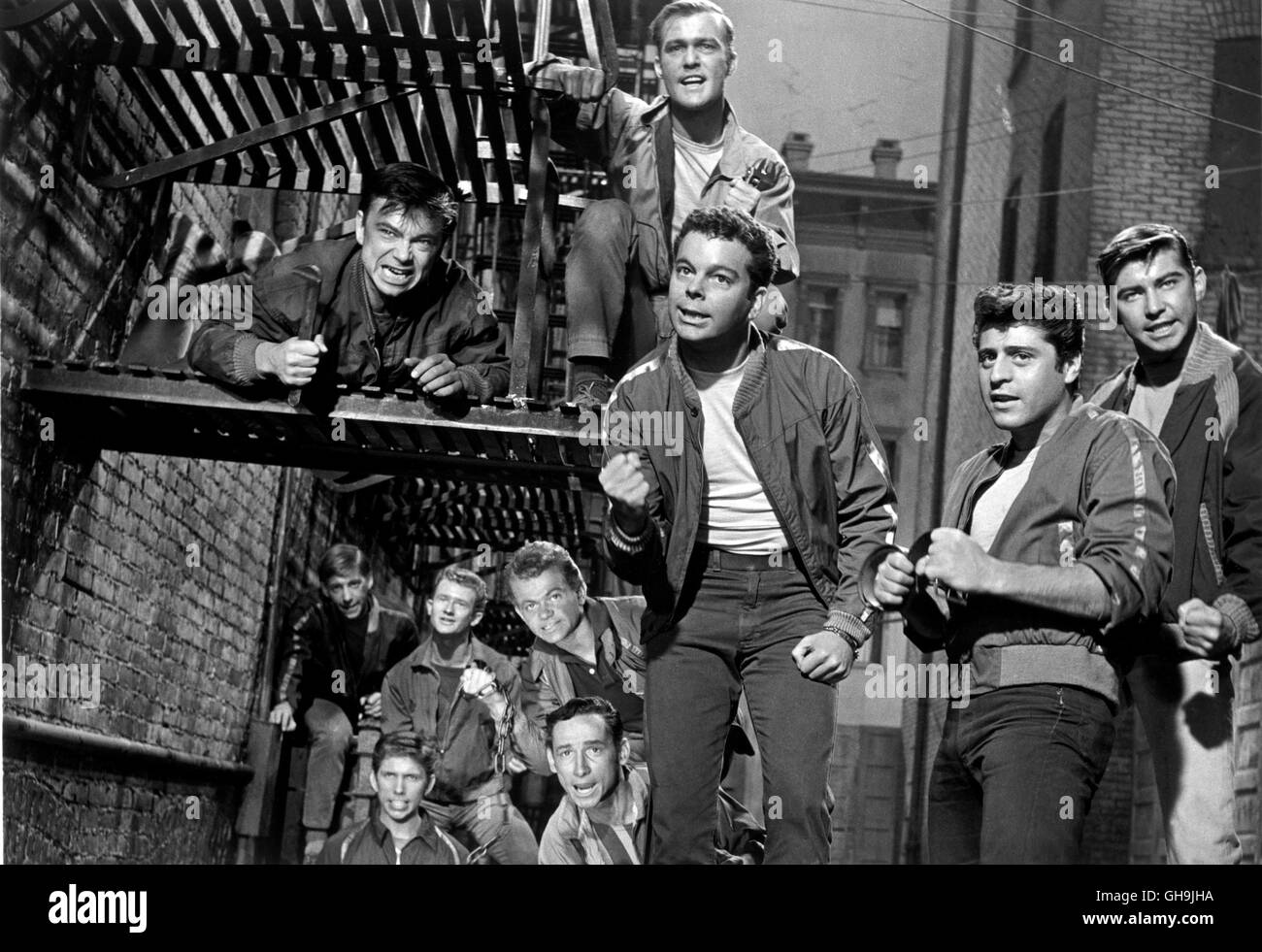 WEST SIDE STORY West Side Story USA 1961 Jerome Robbins, Robert Wise Die ' Jets' mit ihrem Anführer Riff (RUSS TAMBLYN, Mitte). Film, Fernsehen,  Muscial, Drama, 60er Regie: Jerome Robbins, Robert Wise aka.