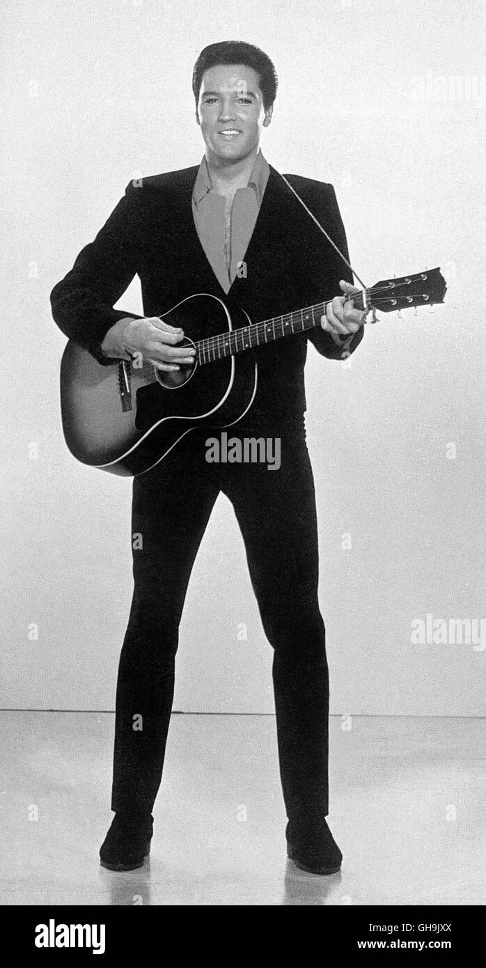 ELIVS PRESLEY ELVIS PRESLEY mit Gitarre, 1957. Film, Fernsehen, Portrait, Schauspieler, Musik, Sänger, Instrument, Gitarre, 50er Stock Photo