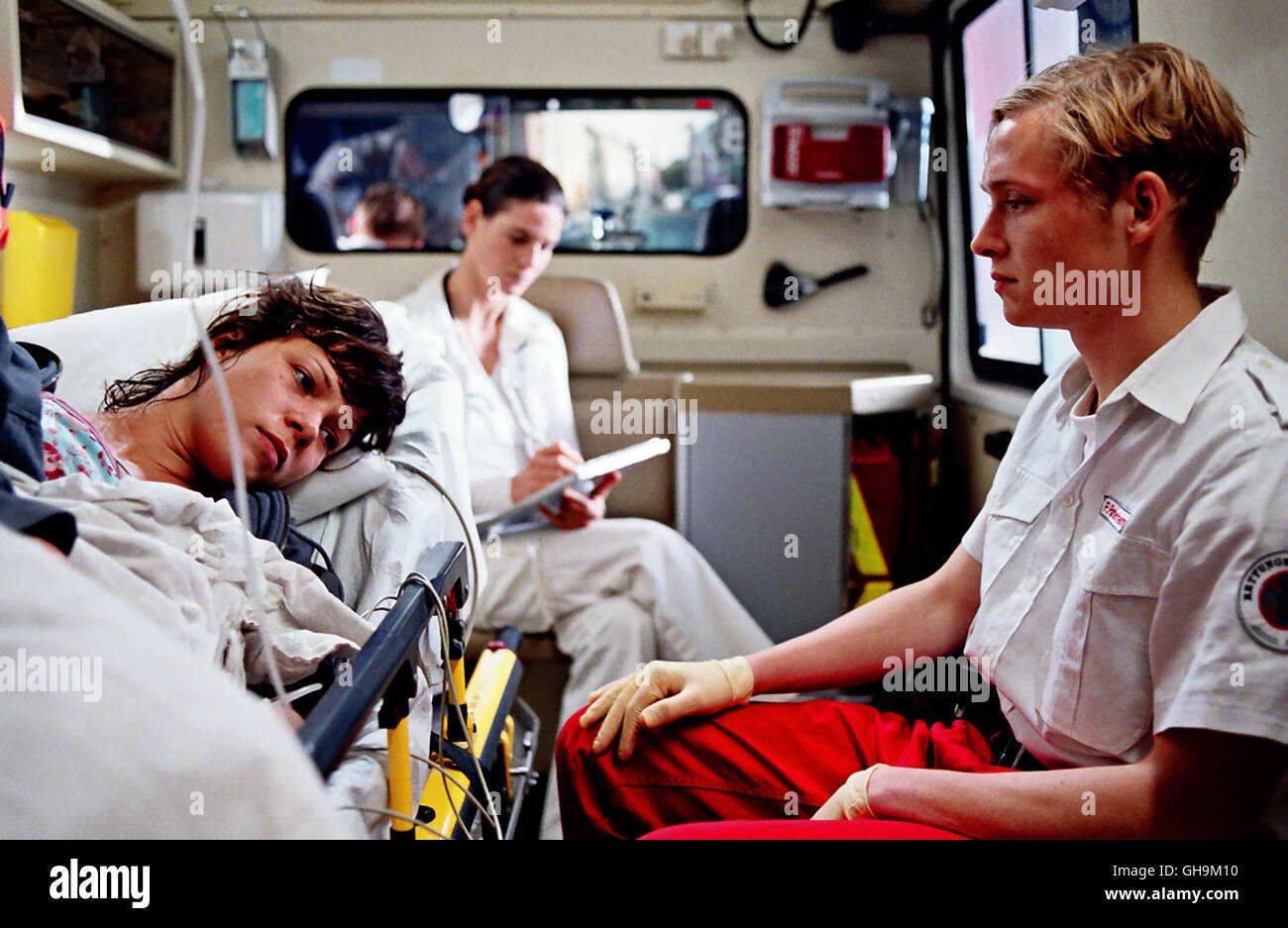 November (JESSICA SCHWARZ), Dr. Tod/Frau Neumann (BIBIANA BEGLAU) und Crash (MATTHIAS SCHWEIGHÖFER) im Rettungswagen Regie: Hendrik HÜlzemann Stock Photo