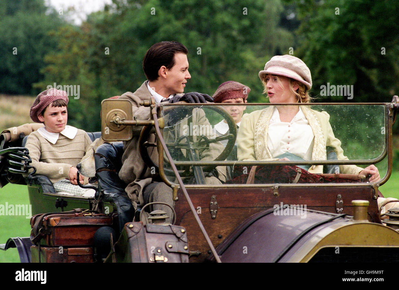 WENN TRÄUME FLIEGEN LERNEN Finding Neverland UK/USA 2004 Marc Forster Barrie (JOHNNY DEPP) und Sylvia (KATE WINSLET) im Automobil. Regie: Marc Forster aka. Finding Neverland Stock Photo