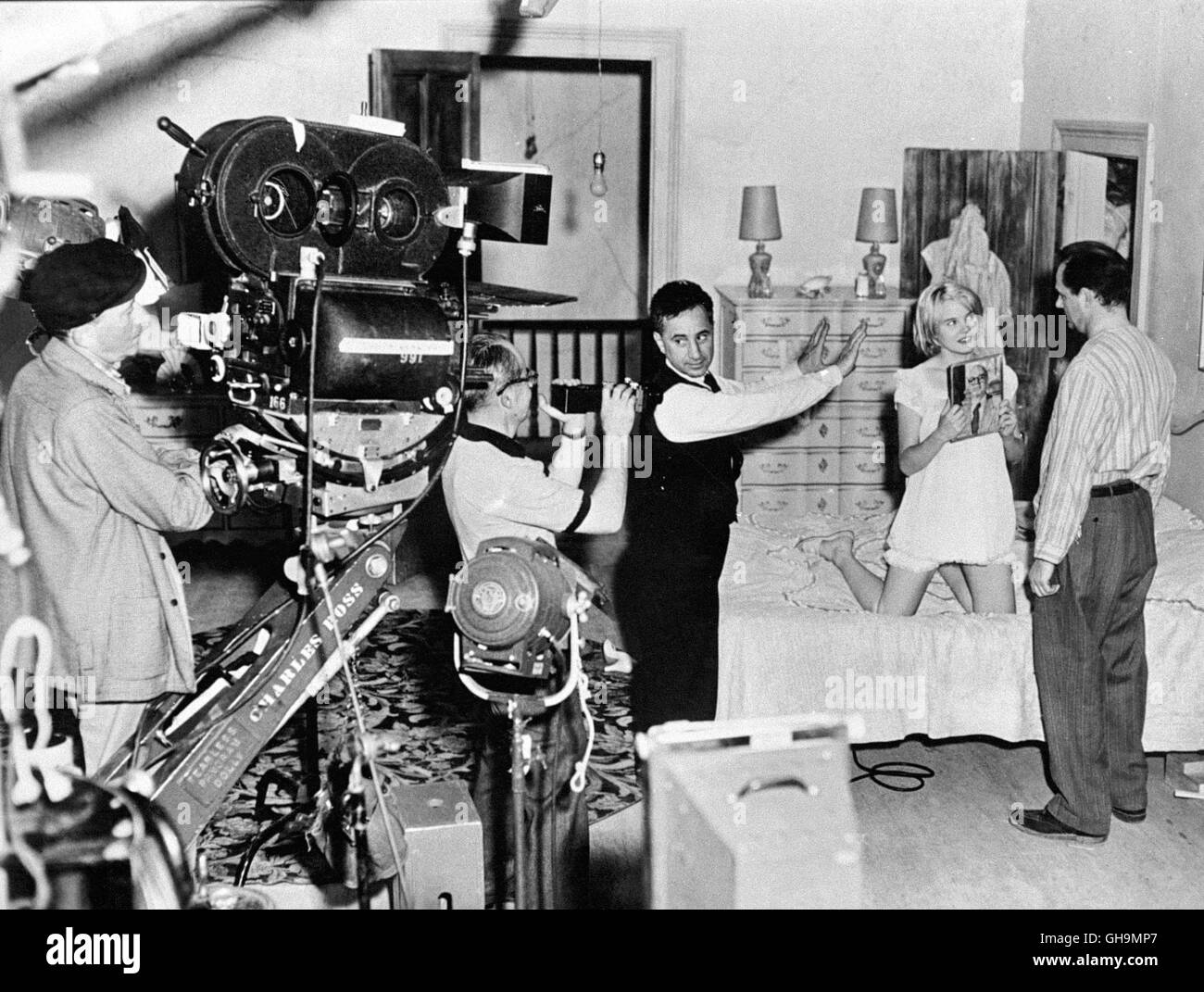 ELIA KAZAN Regisseur ELIA KAZAN am Set von 'Baby Doll' mit den Schauspielern CARROLL BAKER und KARL MALDEN, 1956. Stock Photo