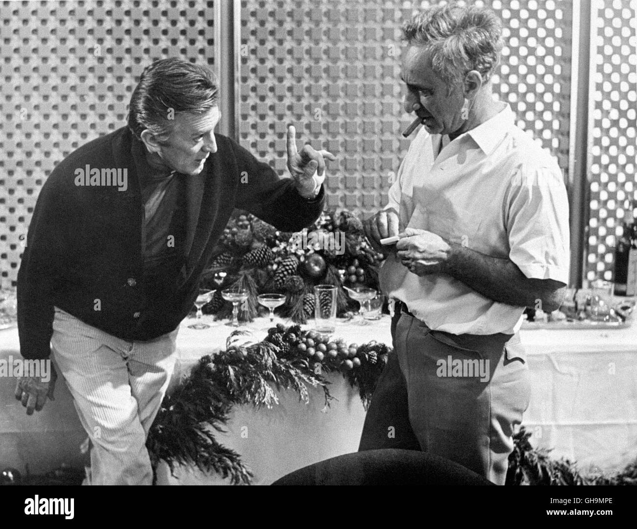 ELIA KAZAN KIRK DOUGLAS mit Regisseur ELIA KAZAN wÄhrend der Dreharbeiten zu 'The Arrangement', 1969. Stock Photo