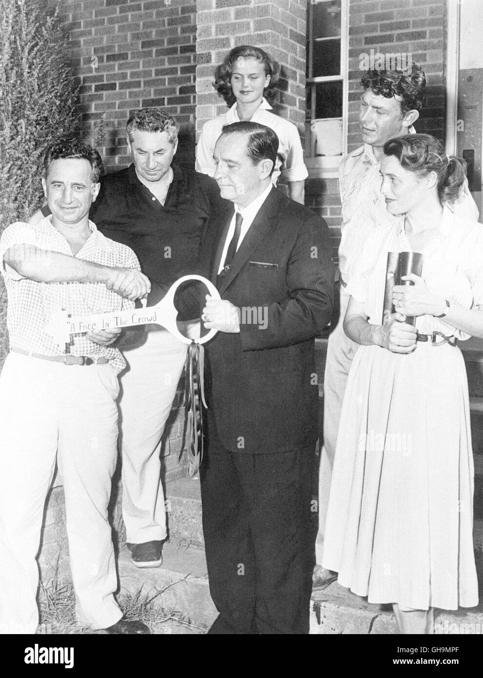 ELIA KAZAN Regisseur ELIA KAZAN (links) mit Schauspielern während der Dreharbeiten zu 'America, America', 1963. Stock Photo