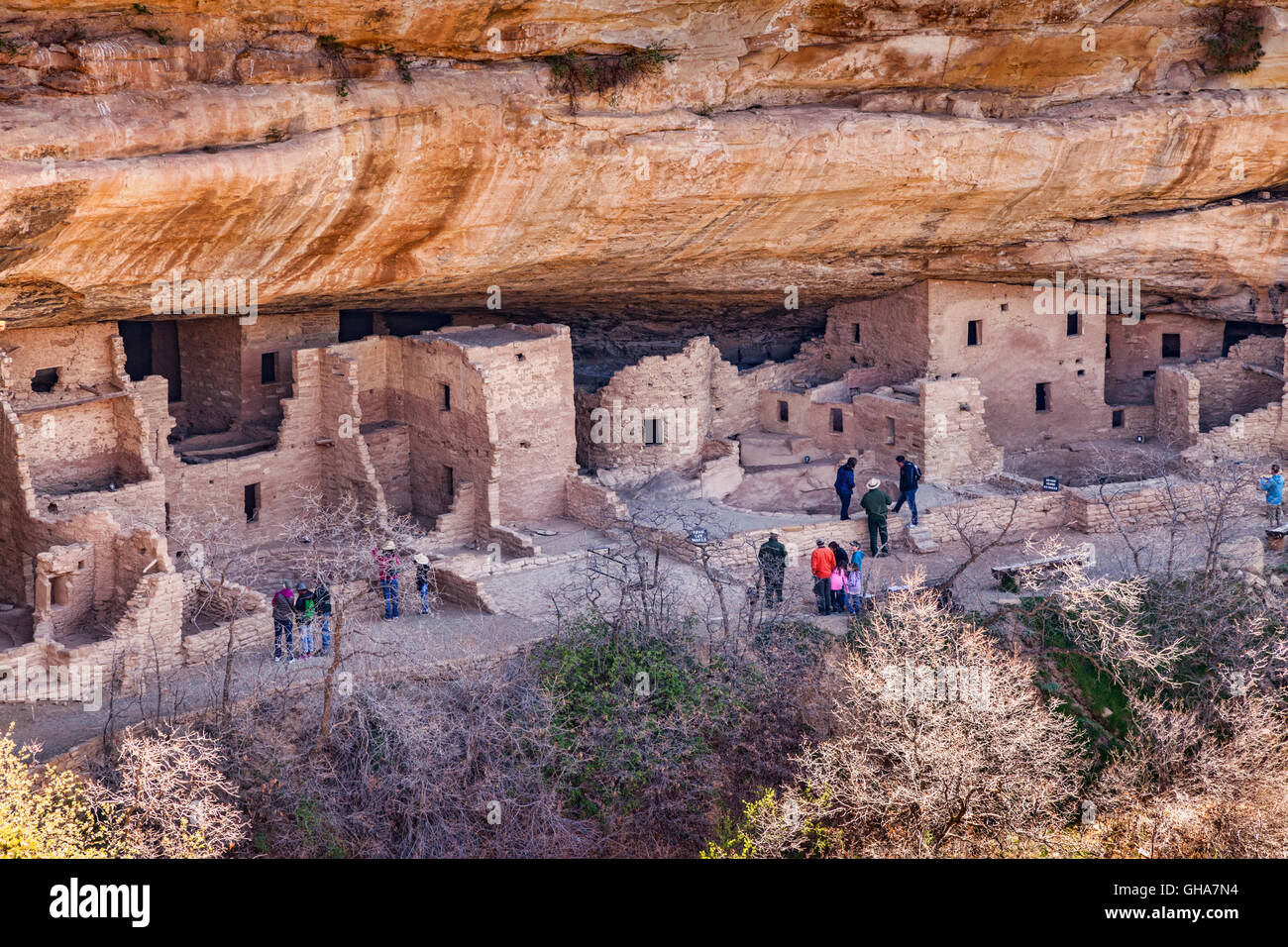 Visitors at Spruce House a cliff dwelling in Mesa Verde National Park, Colorado, USA Stock Photo