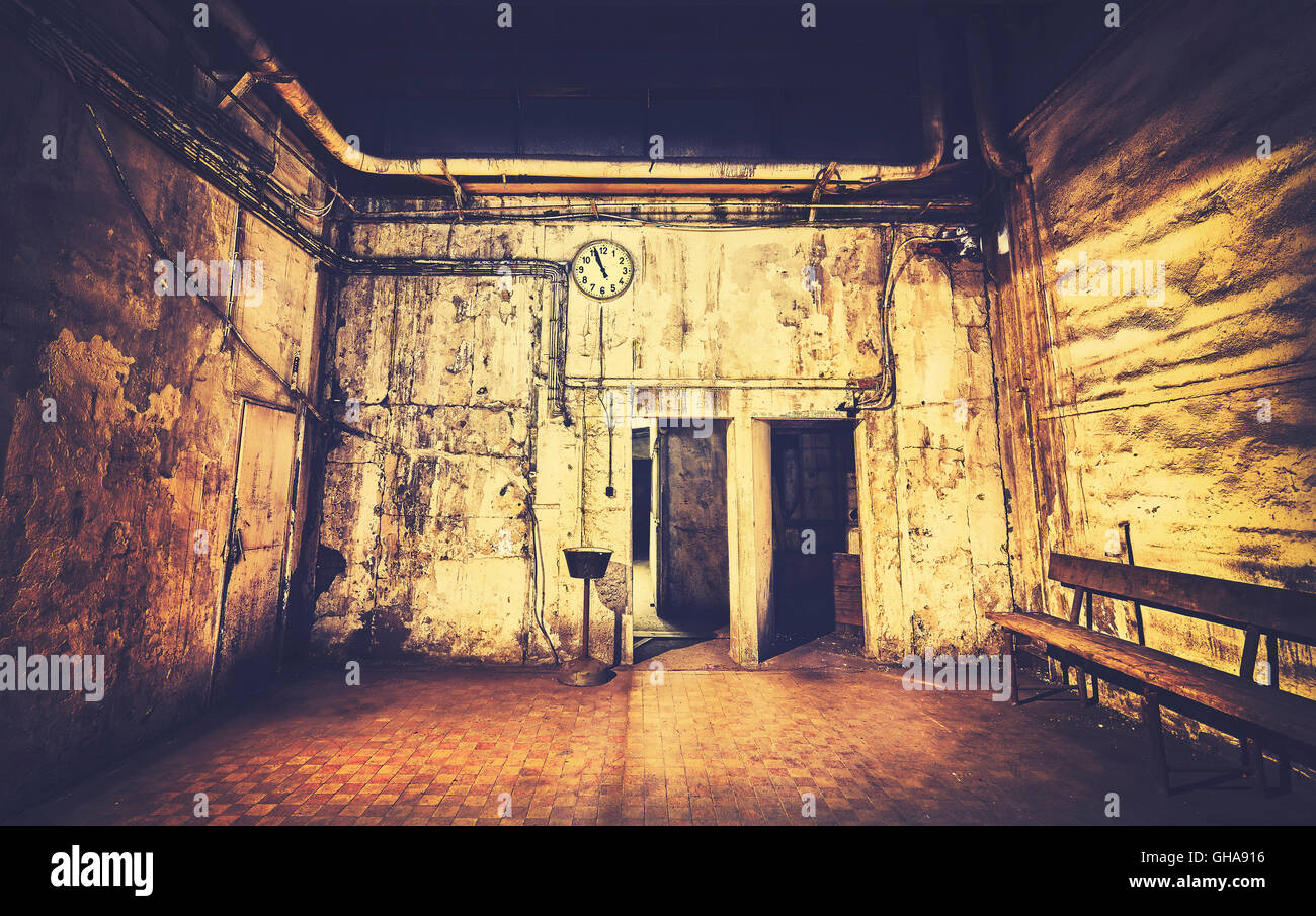 Vintage basement hi-res stock photography and images - Alamy