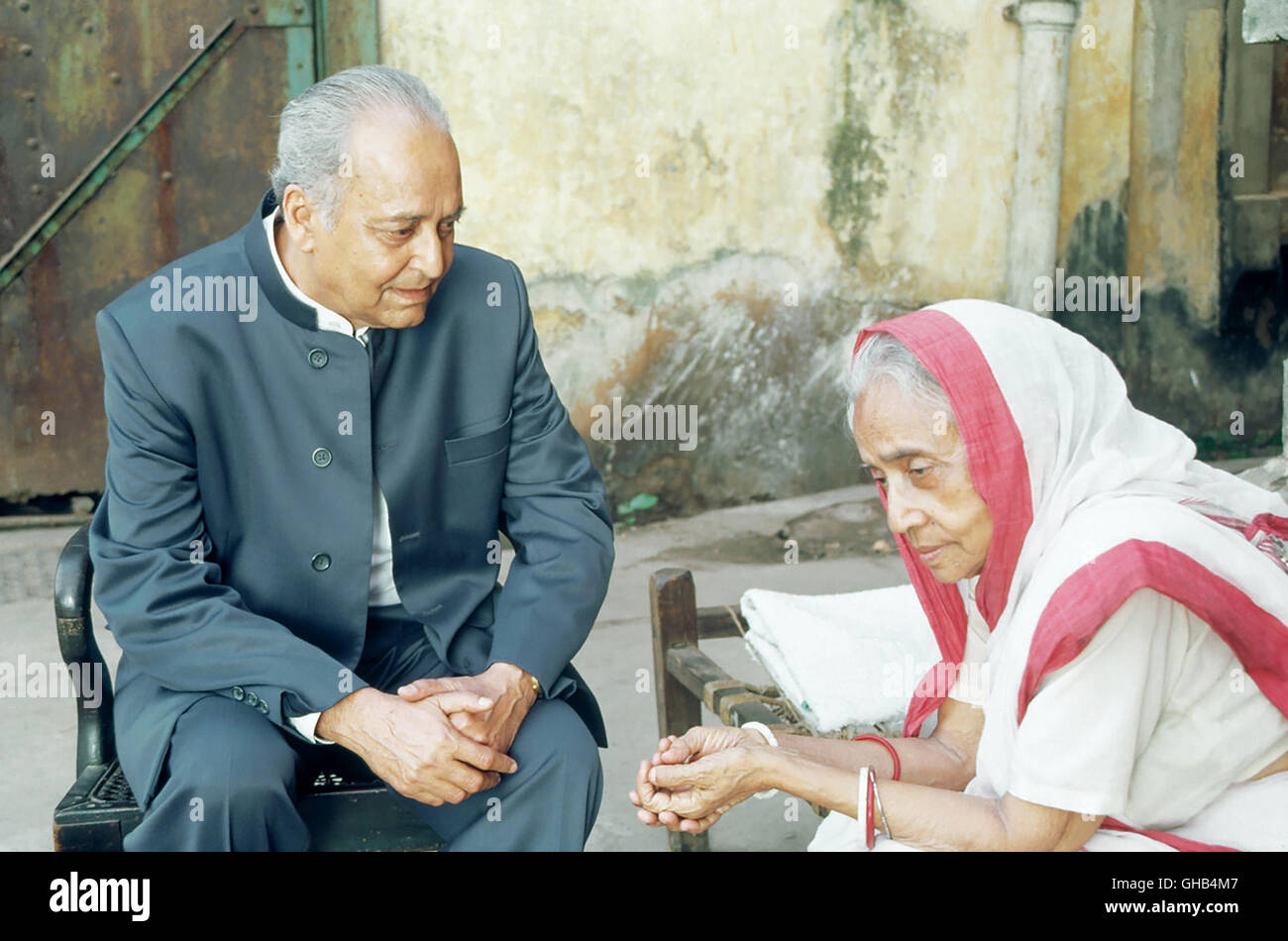 SCHATTEN DER ZEIT Deutschland 2004 Florian Gallenberger Ravi (SOUMITRA CHATTERJEE) und Masha (SOVA SEN) treffen sich im Alter wieder. Regie: Florian Gallenberger Stock Photo