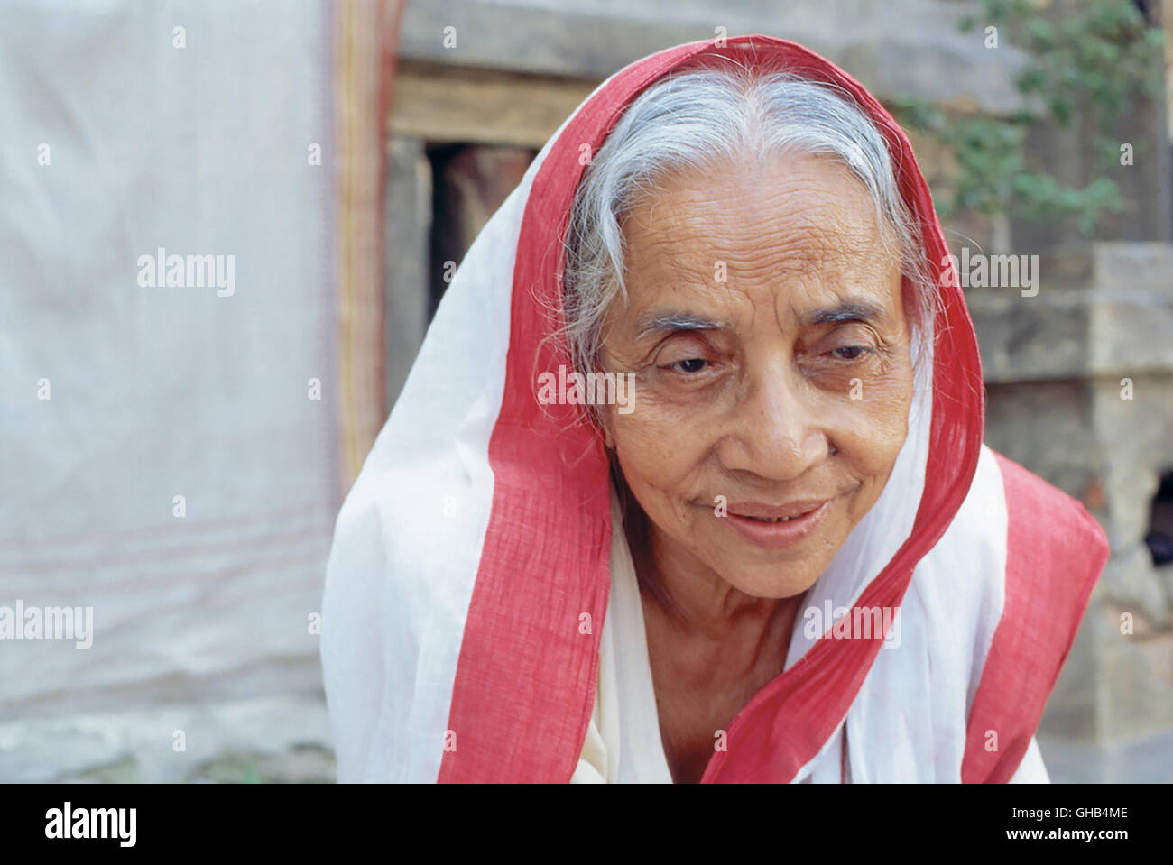 SCHATTEN DER ZEIT Deutschland 2004 Florian Gallenberger Masha (SOVA SEN) als alte Frau Regie: Florian Gallenberger Stock Photo