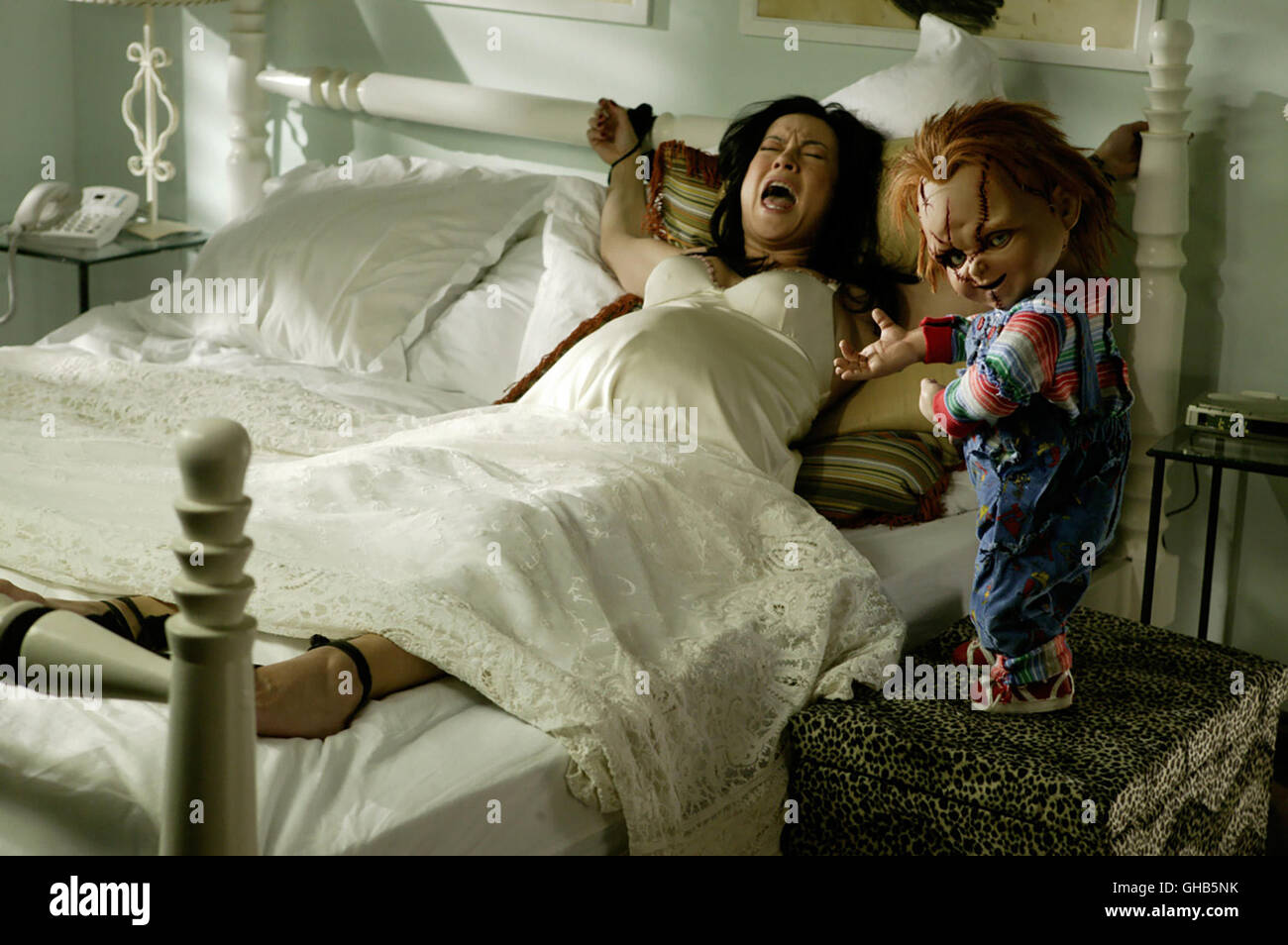 CHUCKY'S BABY Seed of Chucky USA 2004 Don Mancini Jennifer Tilly, ans Bett  gefesselt von Killerpuppe Chucky. Regie: Don Mancini aka. Seed of Chucky  Stock Photo - Alamy