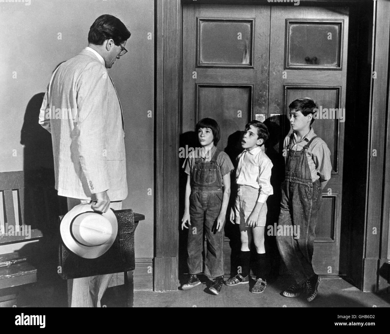 WER DIE NACHTIGALL STÖRT To Kill a Mockingbird USA 1962 Robert Mulligan  Rechtsanwalt Finch (GREGORY PECK) und die Kinder Jean Louise Finch (MARY  BADHAM), Dill Harris (JOHN MEGNA) und Jeremy Finch (PHILLIP