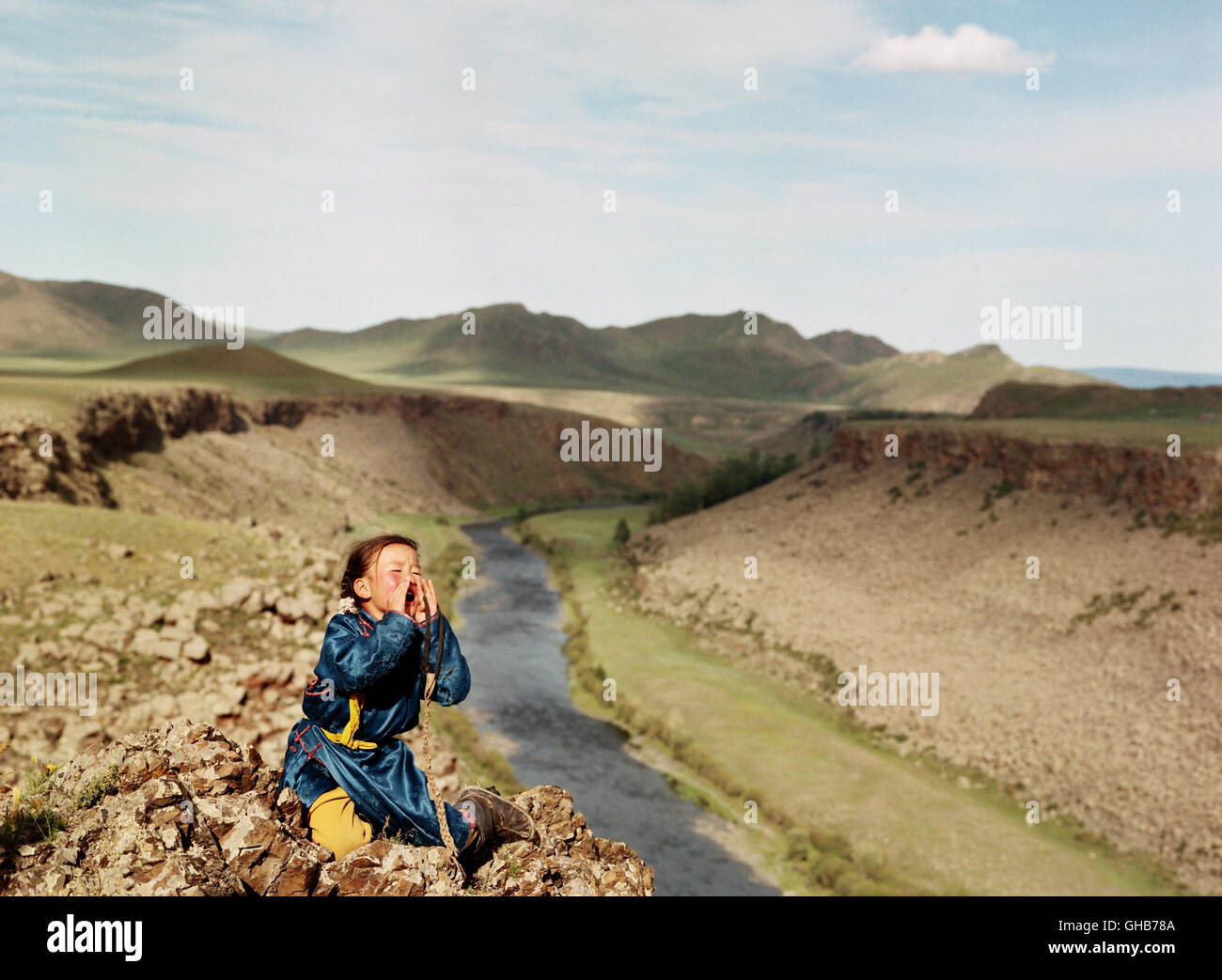 DIE HÖHLE DES GELBEN HUNDES D 2005 Byambasuren Davaa Nansal Batchuluun, die älteste Tochter der Nomadenfamilie, in der mongolischen Landschaft. Regie: Byambasuren Davaa Stock Photo