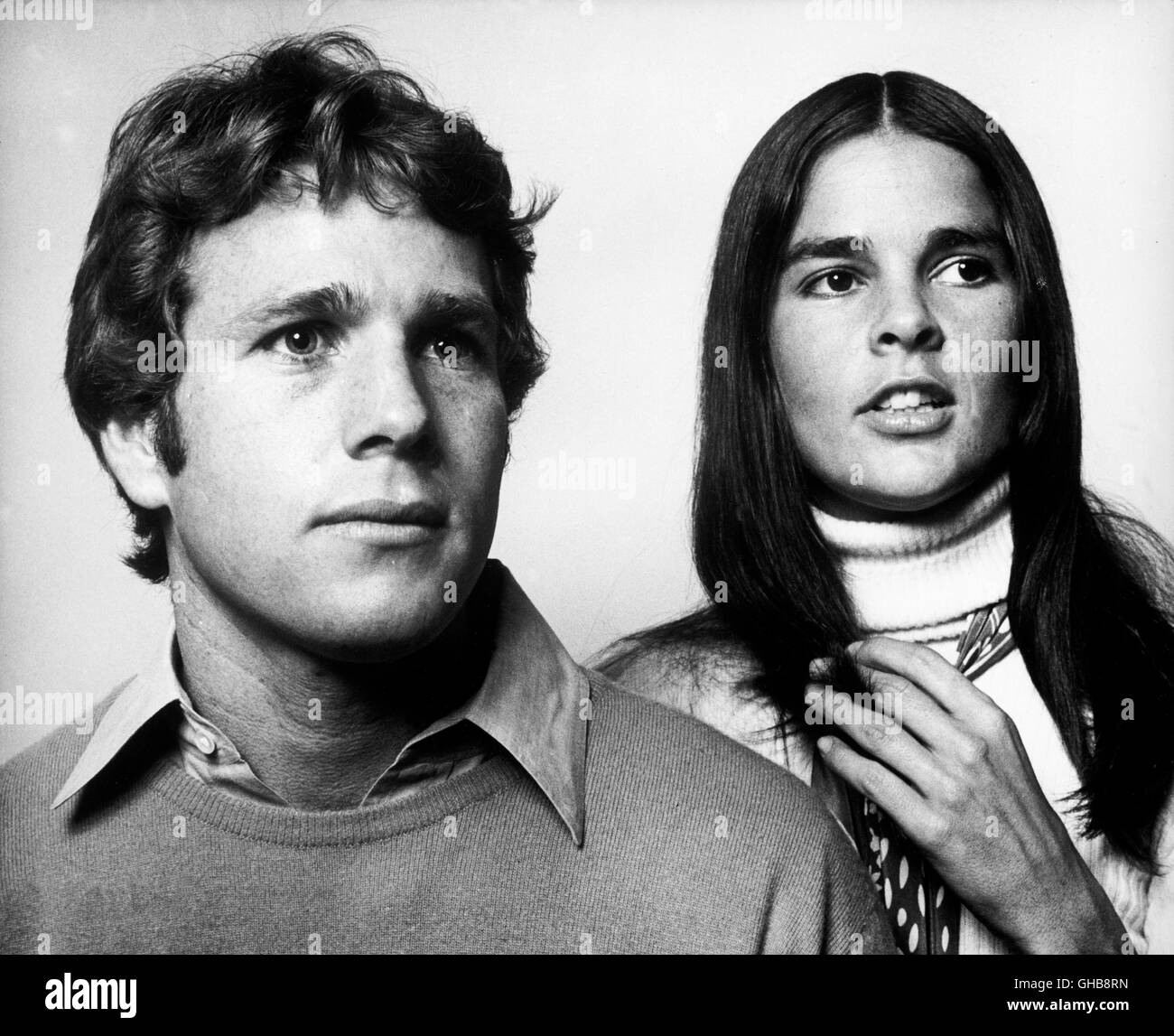 LOVE STORY USA 1970 Arthur Hiller Oliver (RYAN O'NEAL) und Jennifer (ALI MACGRAW) Regie: Arthur Hiller Stock Photo