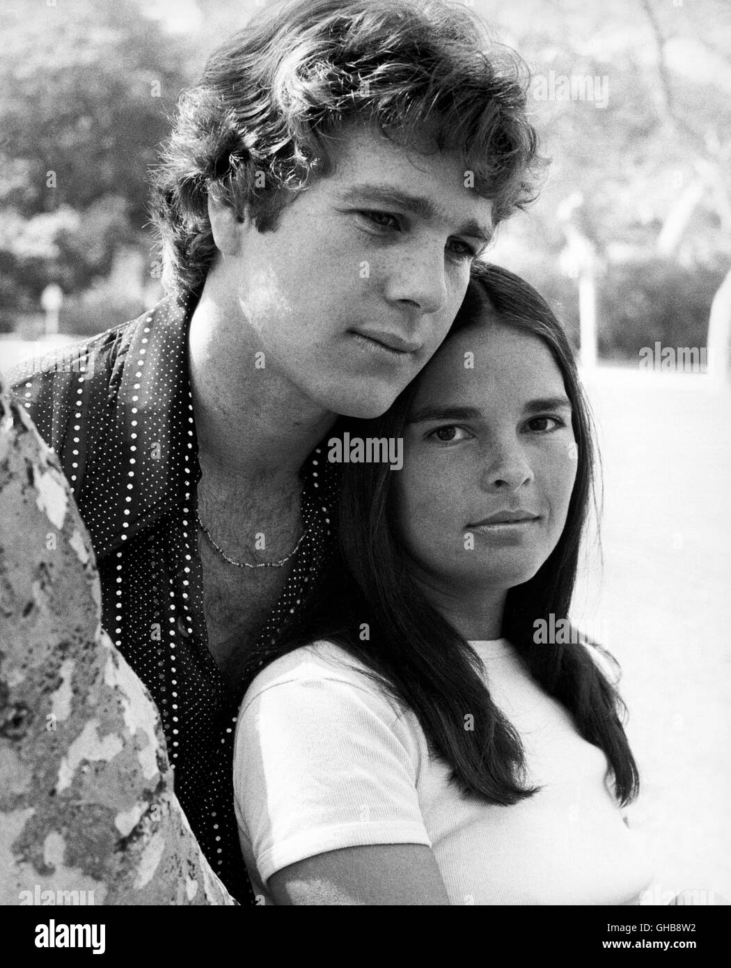 LOVE STORY USA 1970 Arthur Hiller Oliver (RYAN O'NEAL) und Jennifer (ALI MACGRAW) Regie: Arthur Hiller Stock Photo