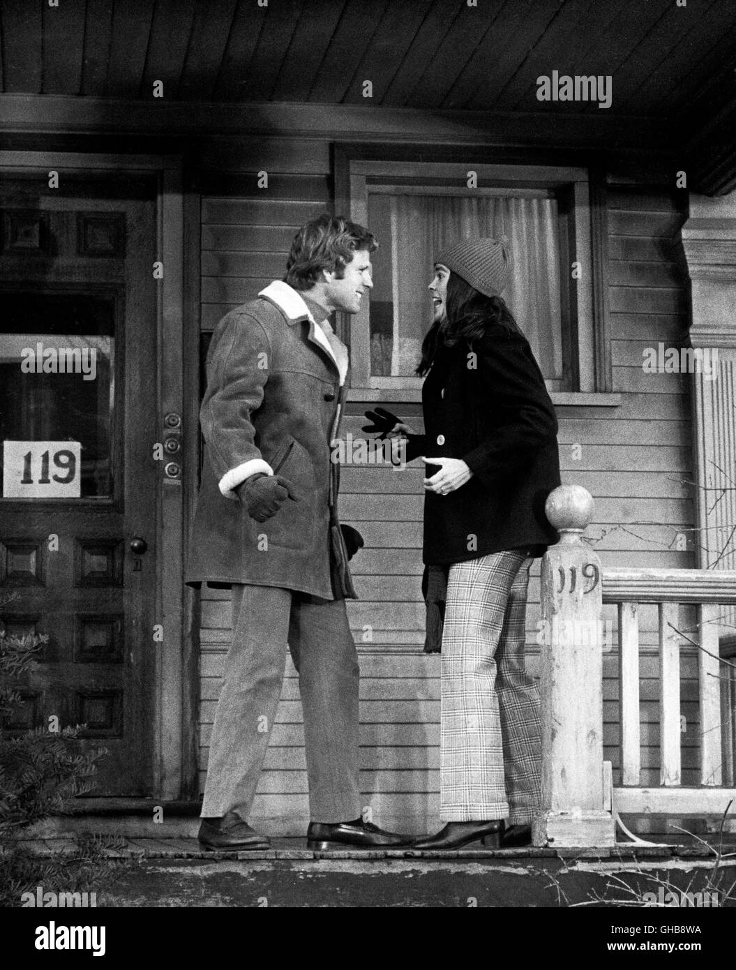 LOVE STORY USA 1970 Arthur Hiller Oliver (RYAN O'NEAL) und Jennifer (ALI MACGRAW) Regie: Arthur Hiller Stock Photo