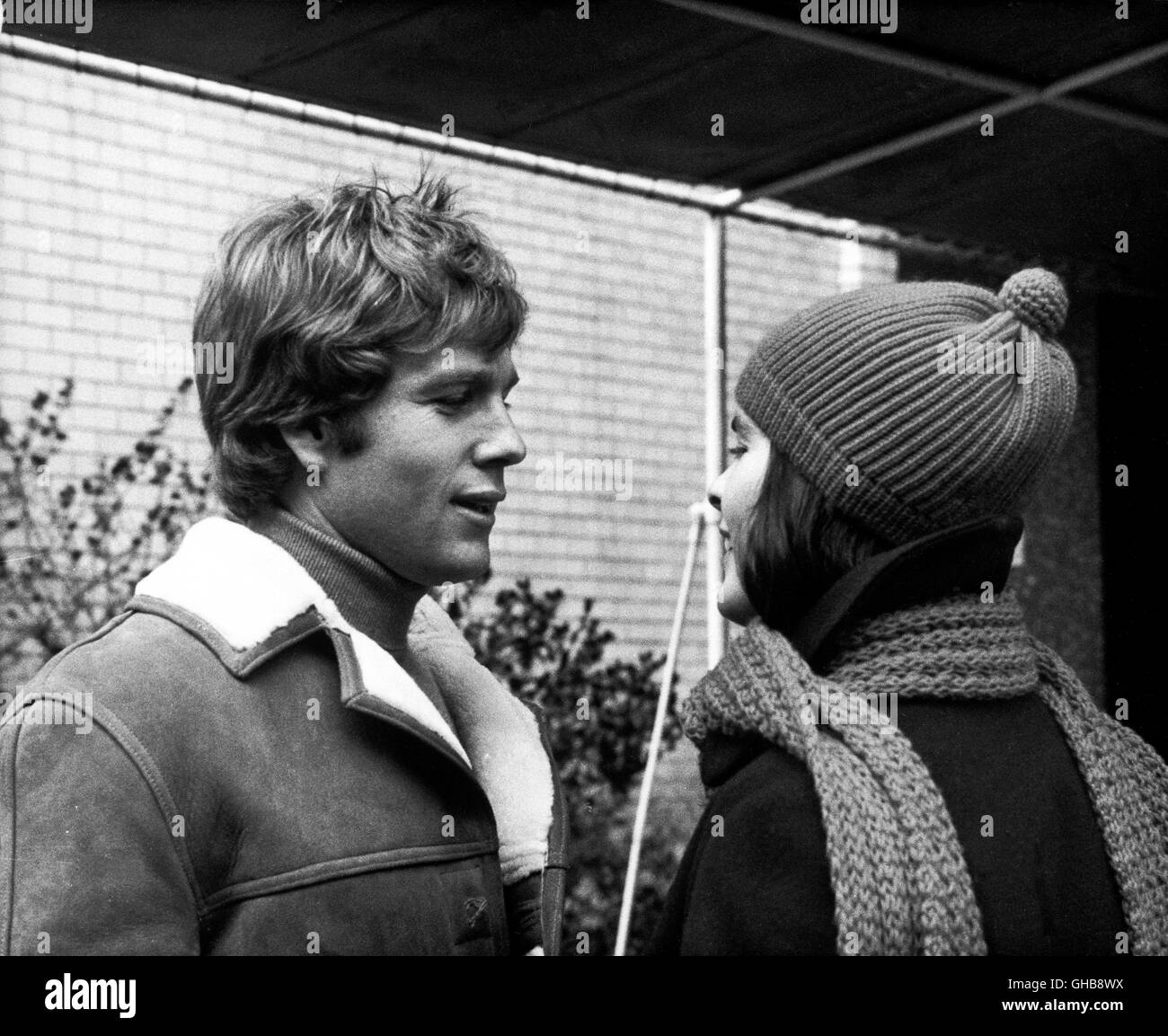 LOVE STORY USA 1970 Arthur Hiller Jennifer Cavalleri (ALI MACGRAW) und Oliver Barrett IV (RYAN O'NEAL) Regie: Arthur Hiller Stock Photo