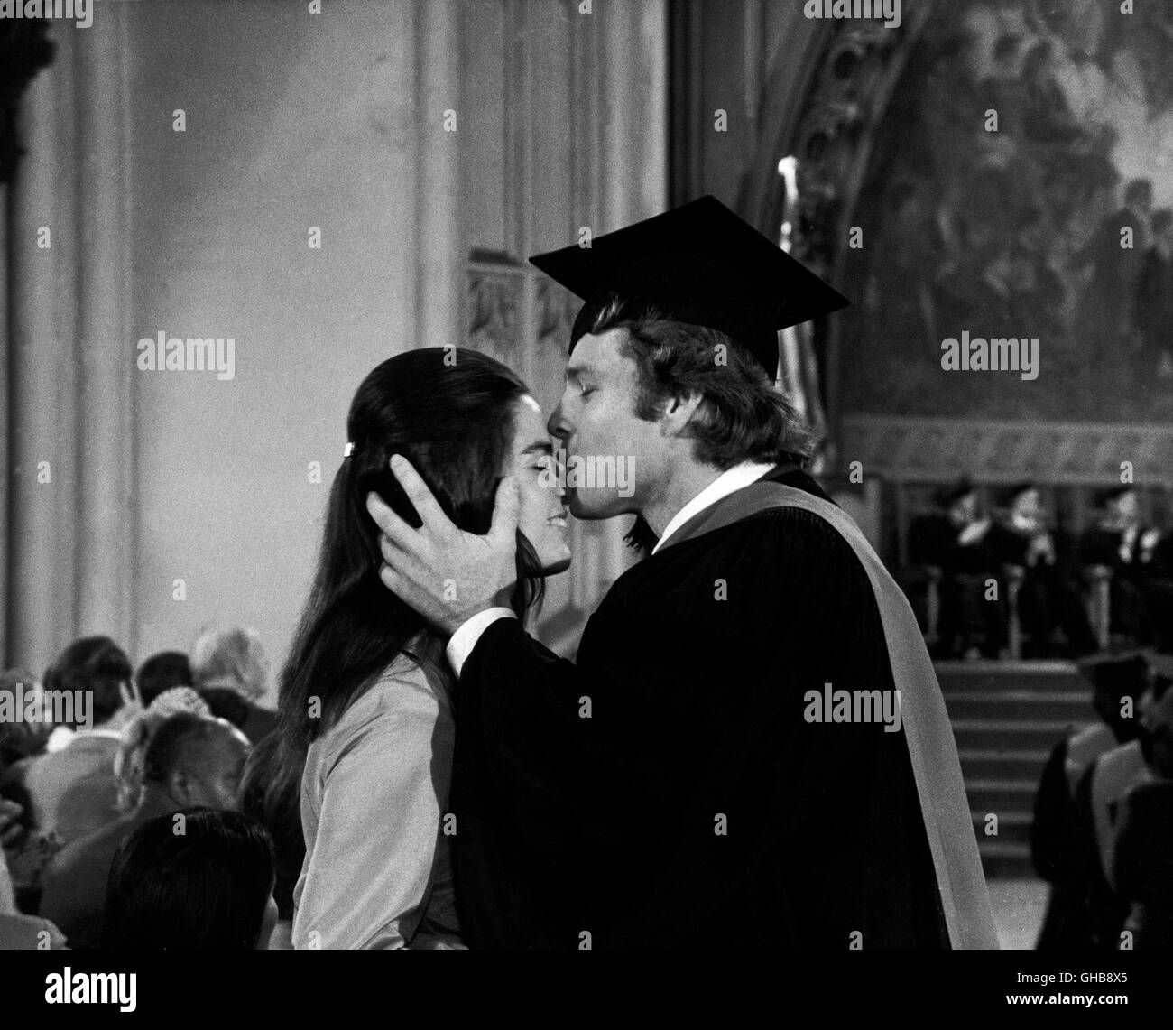 LOVE STORY USA 1970 Arthur Hiller Jennifer Cavalleri (ALI MACGRAW) und Oliver Barrett IV (RYAN O'NEAL) Regie: Arthur Hiller Stock Photo