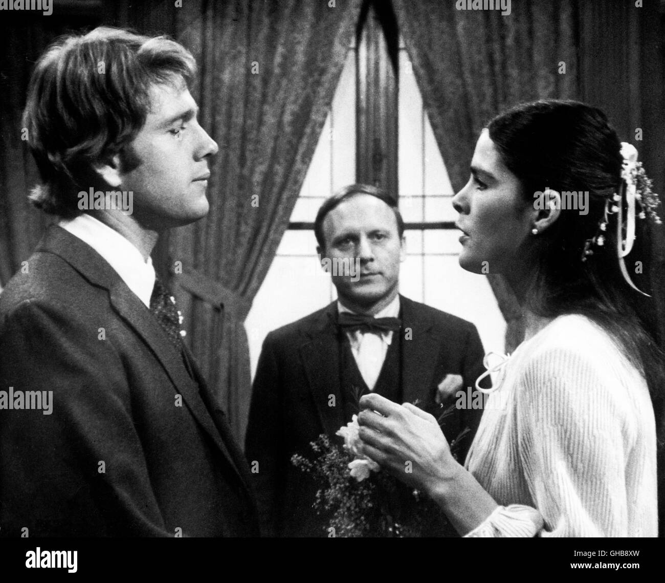 LOVE STORY USA 1970 Arthur Hiller Oliver (RYAN O'NEAL) und Jennifer (ALI MACGRAW) als Brautpaar. Regie: Arthur Hiller Stock Photo