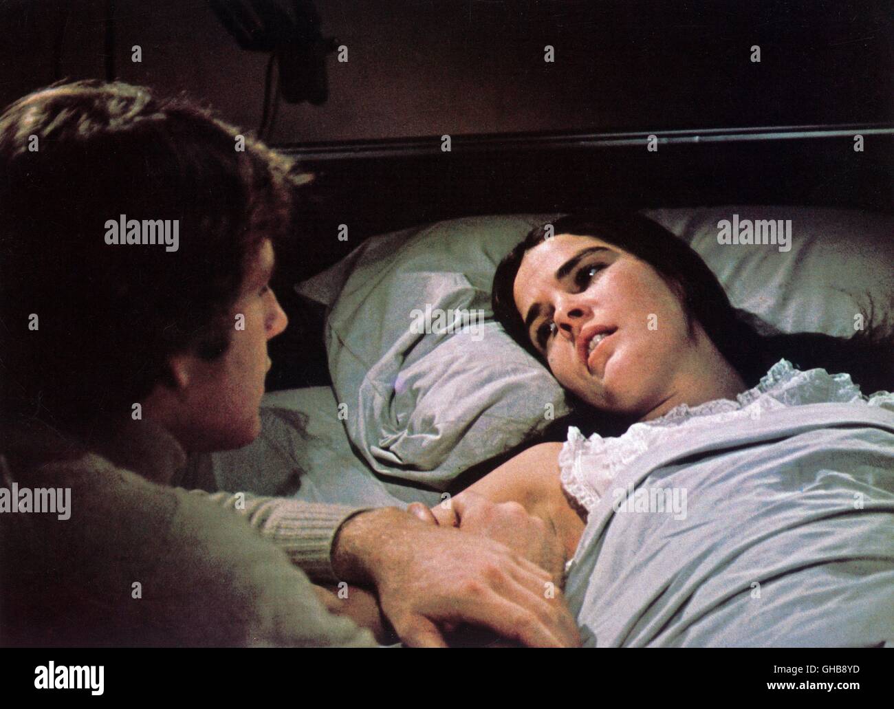 LOVE STORY USA 1970 Arthur Hiller Oliver (RYAN O'NEAL) und Jennifer (ALI MACGRAW) Regie: Arthur Hiller Stock Photo