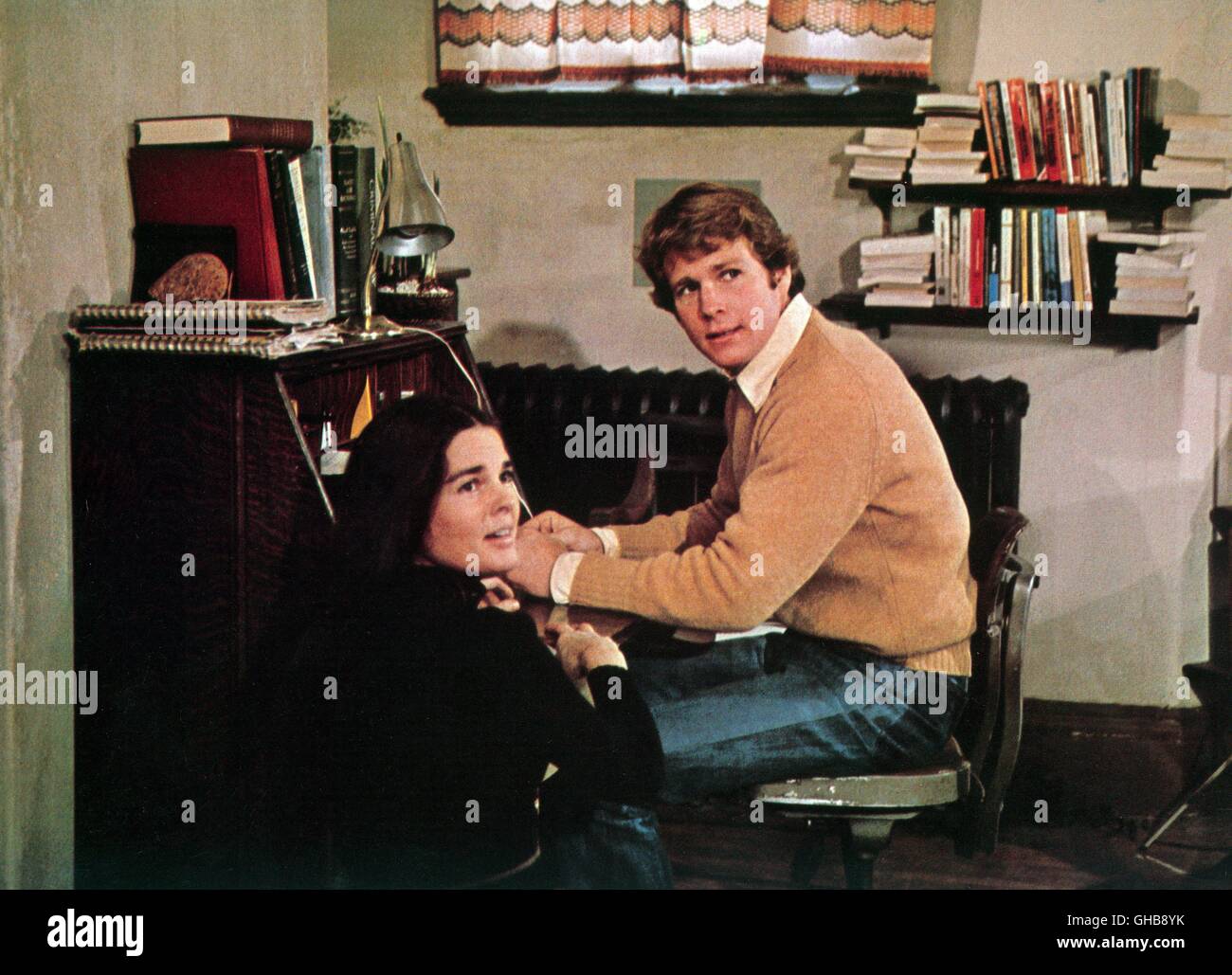 LOVE STORY USA 1970 Arthur Hiller Oliver (RYAN O'NEAL) und Jennifer (ALI MACGRAW) Regie: Arthur Hiller Stock Photo