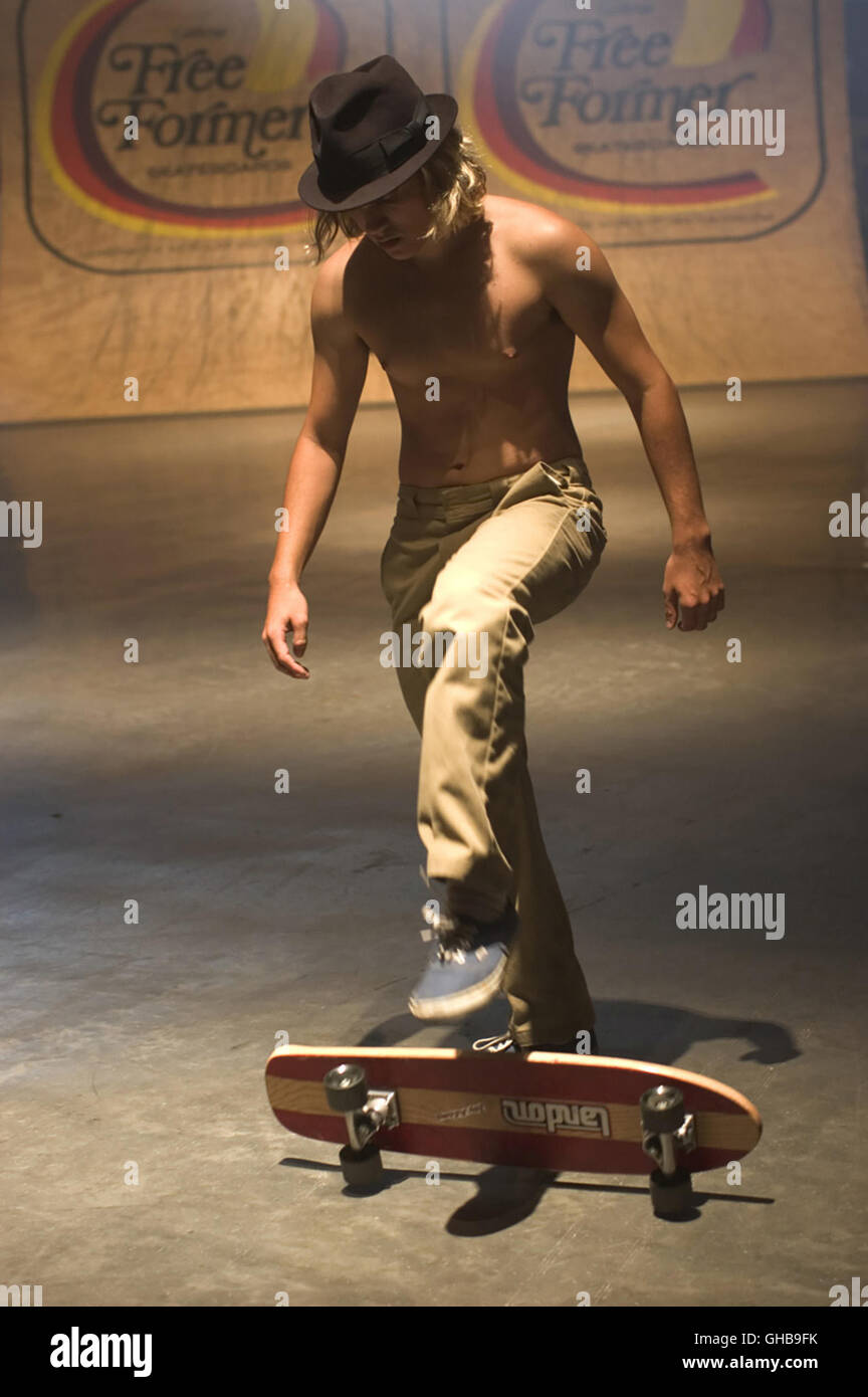 DOGTOWN BOYS Lords of Dogtown USA 2005 Catherine Hardwicke Skater Jay Adams (EMILE HIRSCH) Regie: Catherine Hardwicke aka. Lords of Dogtown Stock Photo