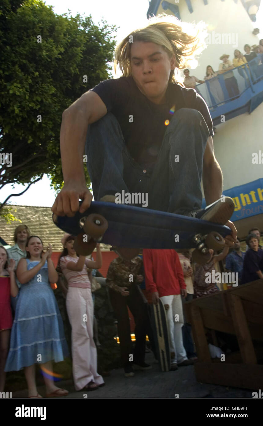 DOGTOWN BOYS Lords of Dogtown USA 2005 Catherine Hardwicke Skater Jay Adams (EMILE HIRSCH) präsentiert seine Jumps. Regie: Catherine Hardwicke aka. Lords of Dogtown Stock Photo