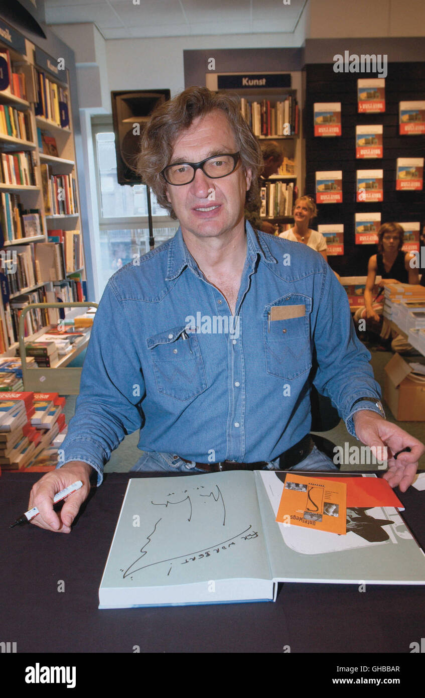WIM WENDERS Autogrammstunde mit Wim Wenders am 22.8.2005 in der Thalia Buchhandlung in Berlin. Stock Photo