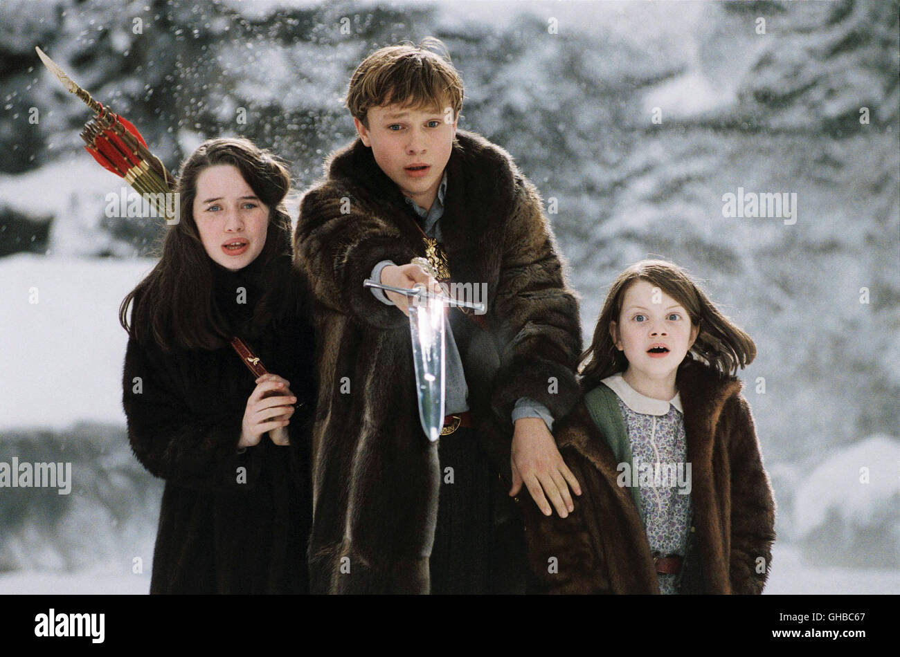 DIE CHRONIKEN VON NARNIA: DER KÖNIG VON NARNIA The Chronicles of Narnia: The Lion, The Witch & The Wardrobe USA 2005 Andrew Adamson Susan (ANNA POPPLEWELL), Peter (WILLIAM MOSELEY) and Lucy (GEORGIE HENLEY) Regie: Andrew Adamson aka. The Chronicles of Narnia: The Lion, The Witch & The Wardrobe Stock Photo