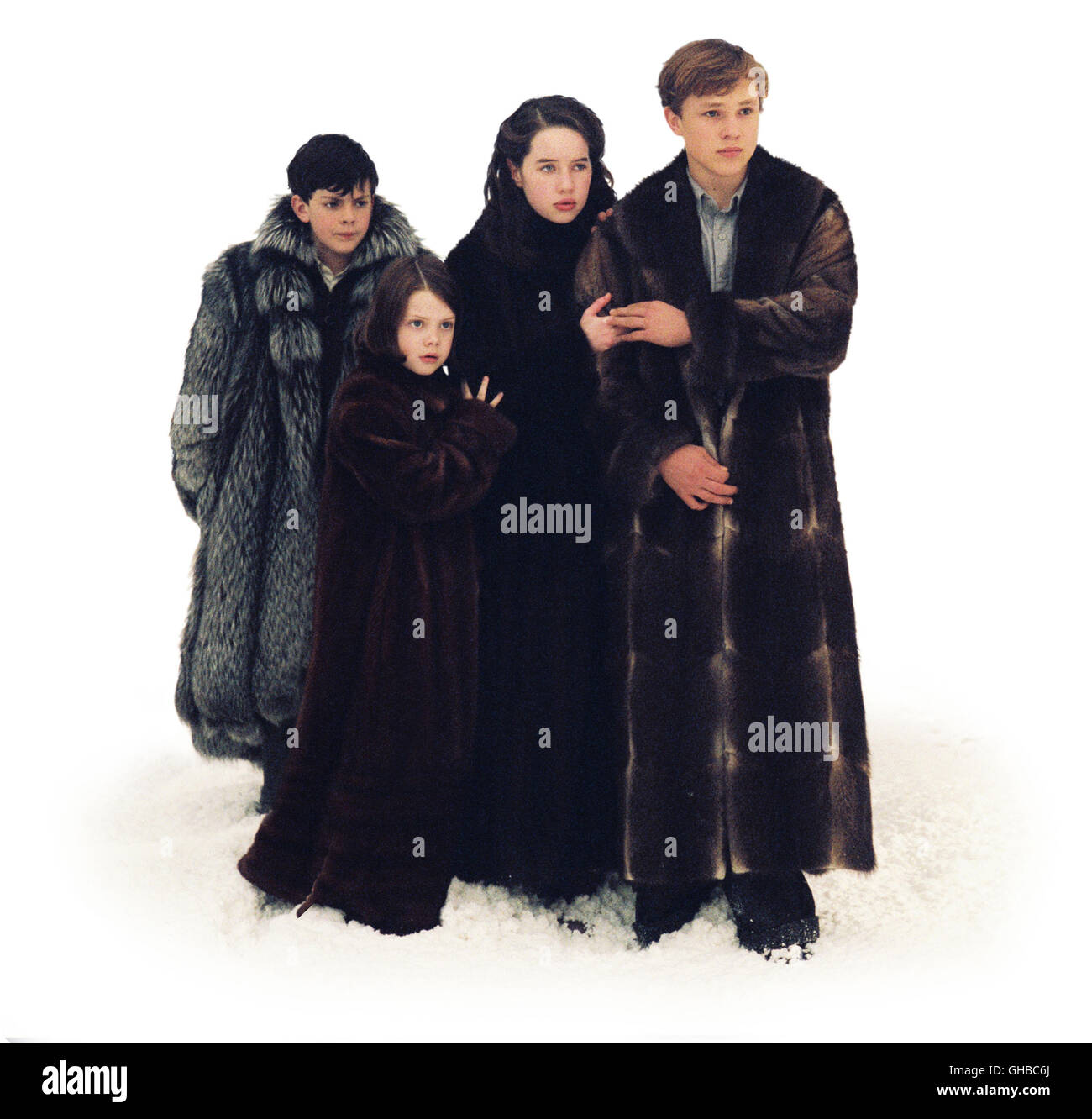 DIE CHRONIKEN VON NARNIA: DER KÖNIG VON NARNIA The Chronicles of Narnia: The Lion, The Witch & The Wardrobe USA 2005 Andrew Adamson Edmund (SKANDAR KEYNES), Lucy (GEORGIE HENLEY), Susan (ANNA POPPLEWELL) and Peter (WILLIAM MOSELEY) Regie: Andrew Adamson aka. The Chronicles of Narnia: The Lion, The Witch & The Wardrobe Stock Photo