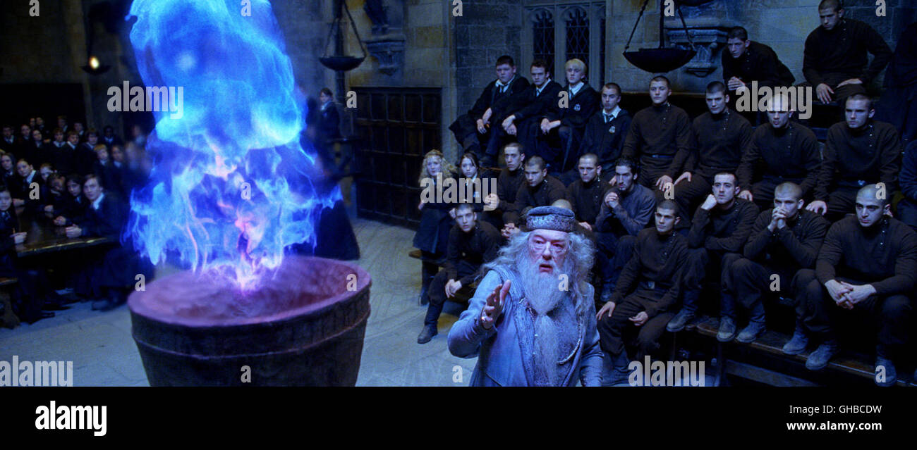 HARRY POTTER UND DER FEUERKELCH Harry Potter and the Goblet of Fire USA 2005 Mike Newell Professor Dumbledore (MICHAEL GAMBON) and the Goblet of Fire. Regie: Mike Newell aka. Harry Potter and the Goblet of Fire Stock Photo