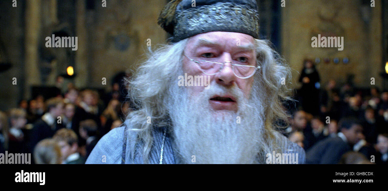 HARRY POTTER UND DER FEUERKELCH Harry Potter and the Goblet of Fire USA 2005 Mike Newell Professor Dumbledore (MICHAEL GAMBON) Regie: Mike Newell aka. Harry Potter and the Goblet of Fire Stock Photo