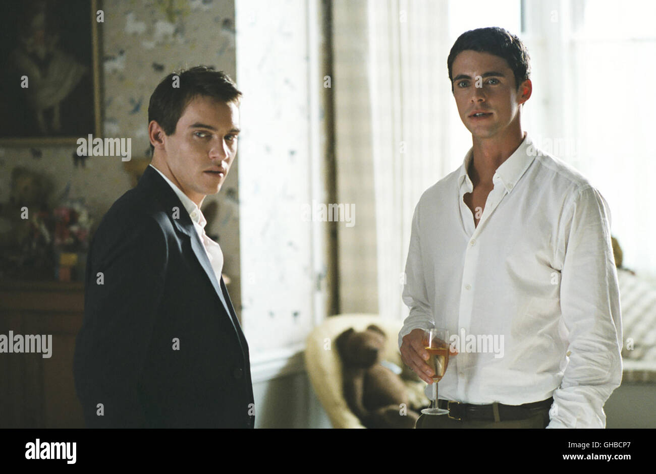 MATCH POINT USA/UK 2005 Woody Allen Chris Wilton (JONATHAN RHYS-MEYERS) and  Tom Hewett (MATTHEW GOODE) Regie: Woody Allen Stock Photo - Alamy