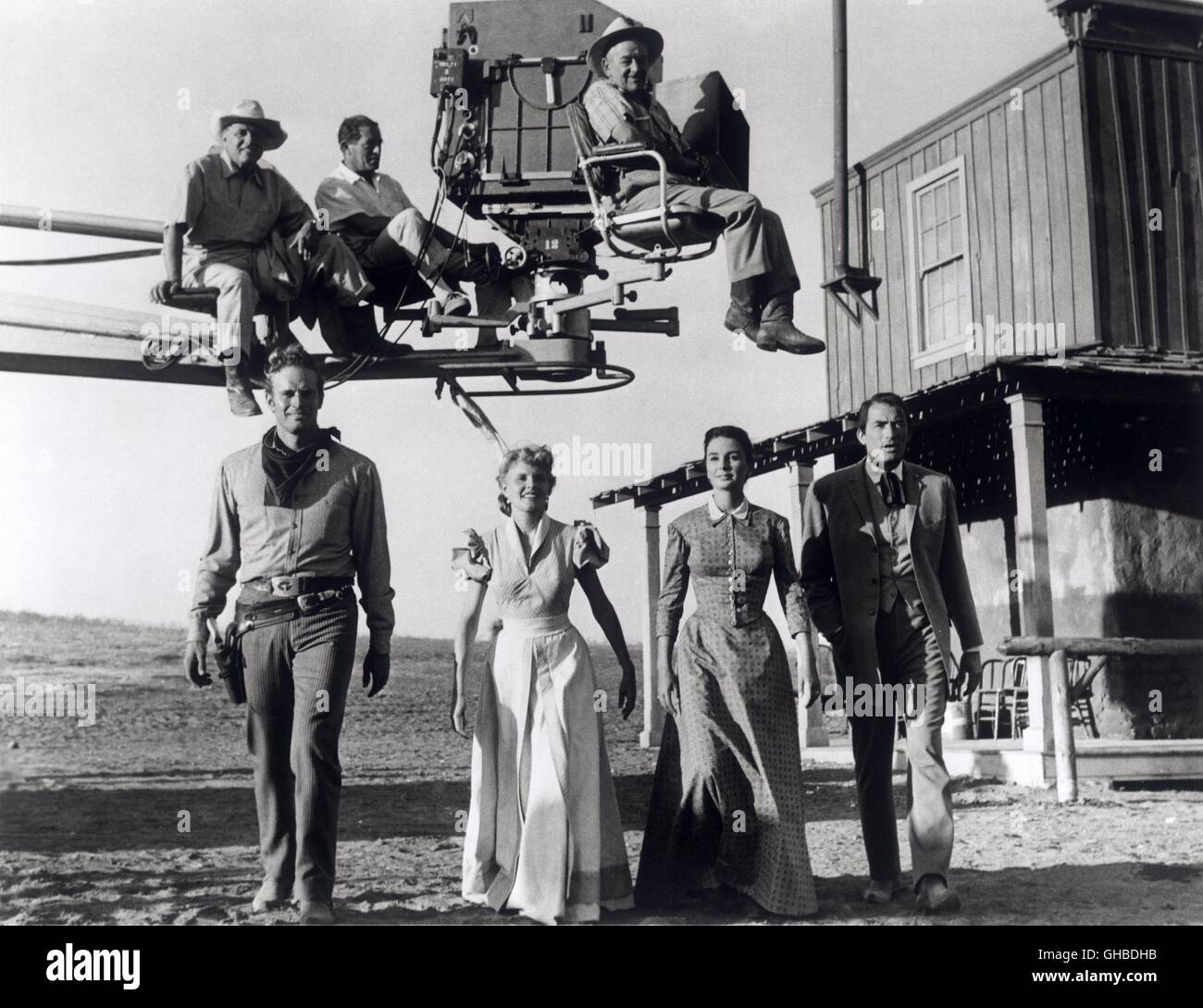 WEITES LAND The Big Country USA 1958 William Wyler CHARLTON HESTON, CARROLL BAKER, JEAN SIMMONS, GREGORY PECK and on the camera crane: Director WILLIAM WYLER Regie: William Wyler aka. The Big Country Stock Photo