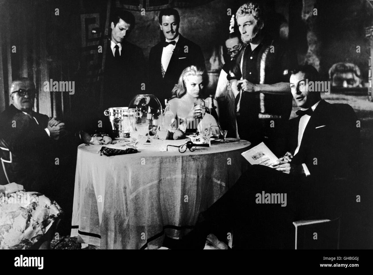 LA DOLCE VITA Das süsse Leben Italien 1960 Federico Fellini Scene with MARCELLO MASTROIANNI (Marcello Rubini), ANITA EKBERG (Sylvia), LEX BARKER (Robert) Regie: Federico Fellini Stock Photo