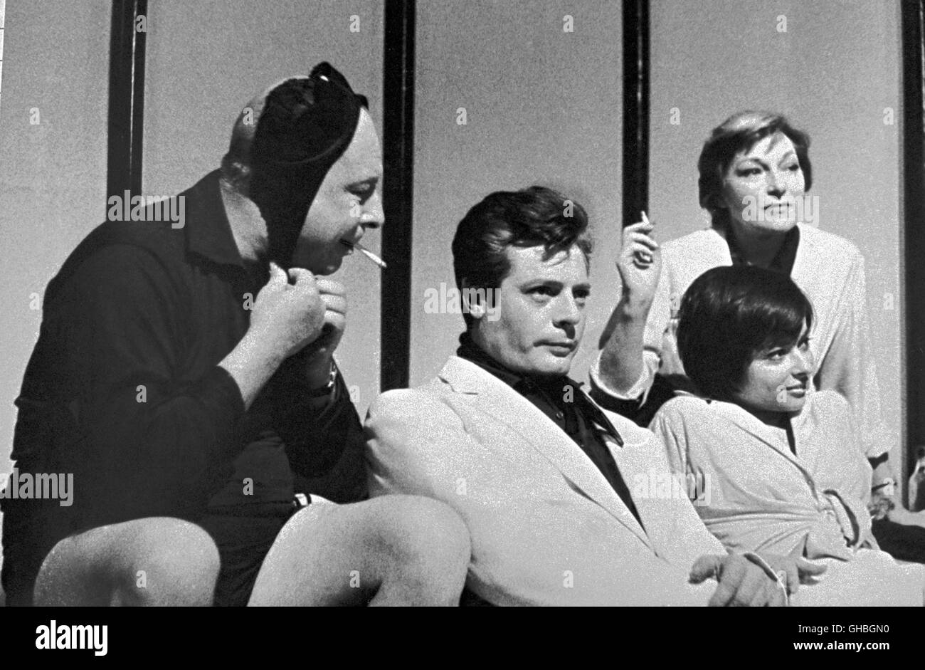 LA DOLCE VITA Italien/Frankreich 1960 Federico Fellini Scene with MARCELLO MASTROIANNI (wearing white suit) as Marcello Rubini Regie: Federico Fellini Stock Photo
