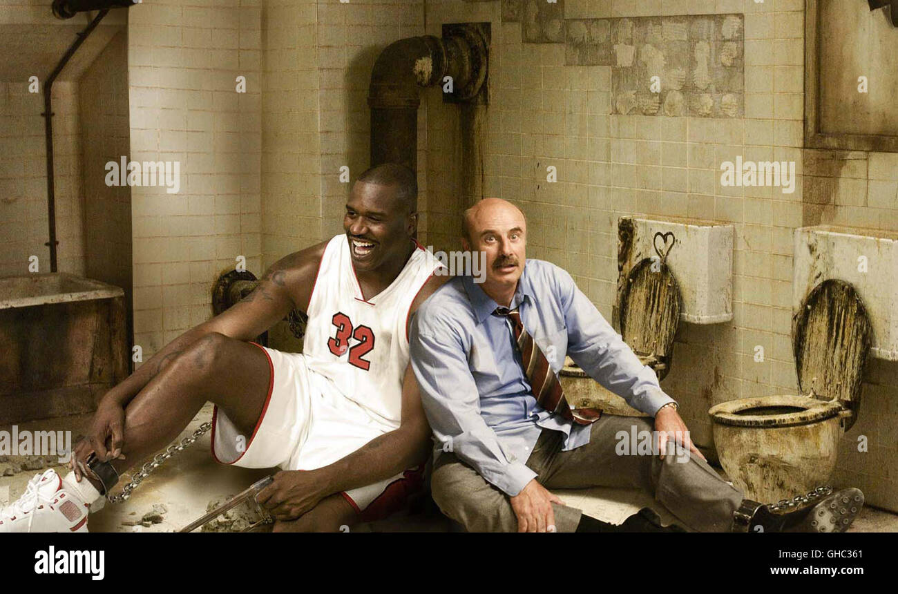 SCARY MOVIE 4 USA 2006 David Zucker Shag (SHAQUILLE O'NEAL) and Dr. Phil  (DR. PHIL MCGRAW) spoofing 'Saw' in a scene from SCARY MOVIE 4 Regie: David  Zucker Stock Photo - Alamy